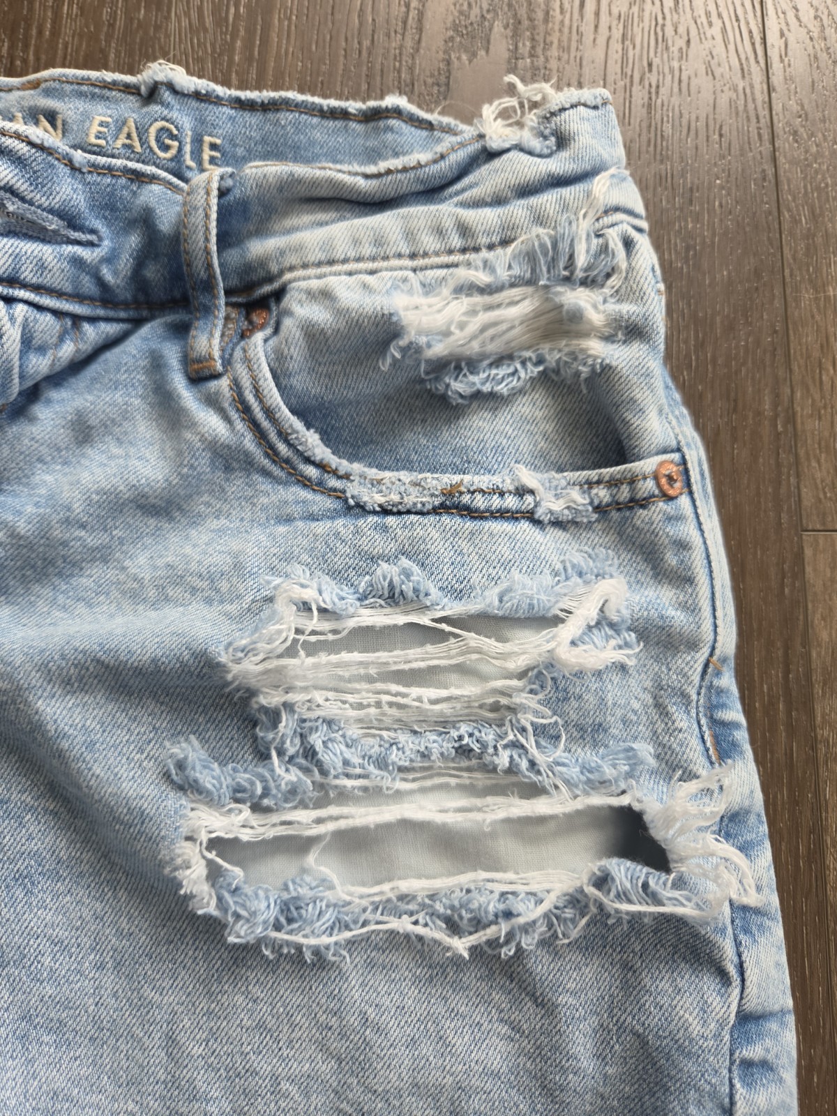 American Eagle Strigid Mom Denim Shorts Distressed Ripped Size 2 Light Wash