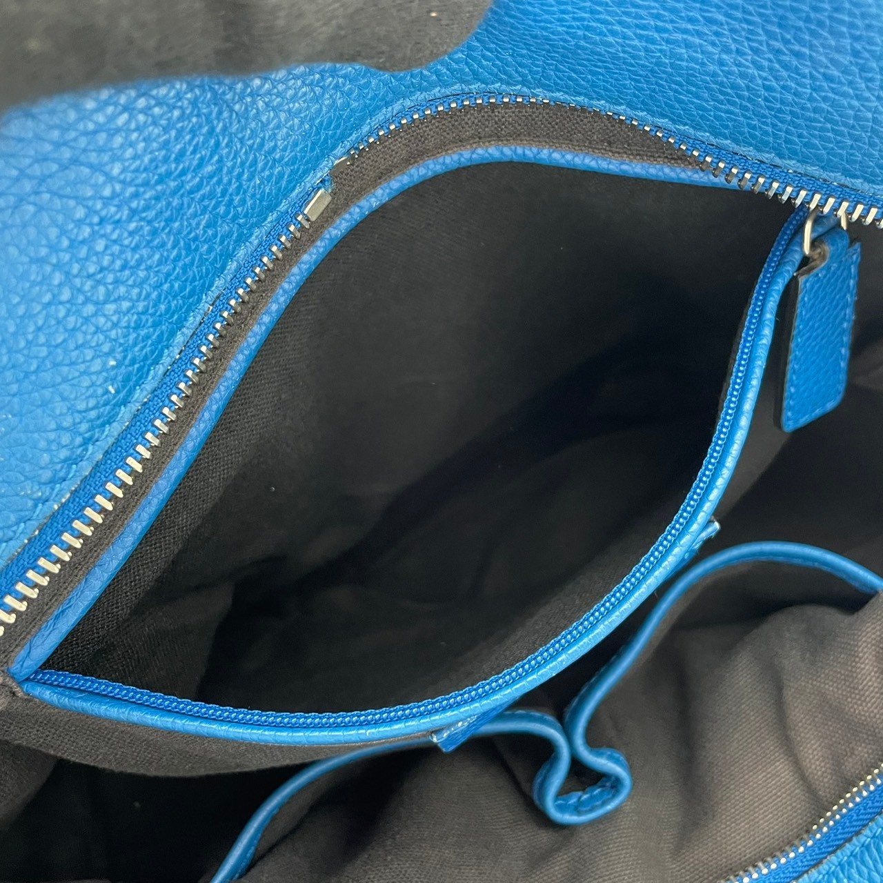 Authentic Alexander McQueen Padlock Zip-Around Tote Bag Blue Leather Elegant