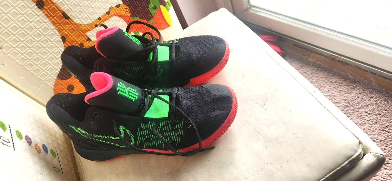Nike Kyrie Flytrap 2* in the “Black / Hyper Pink