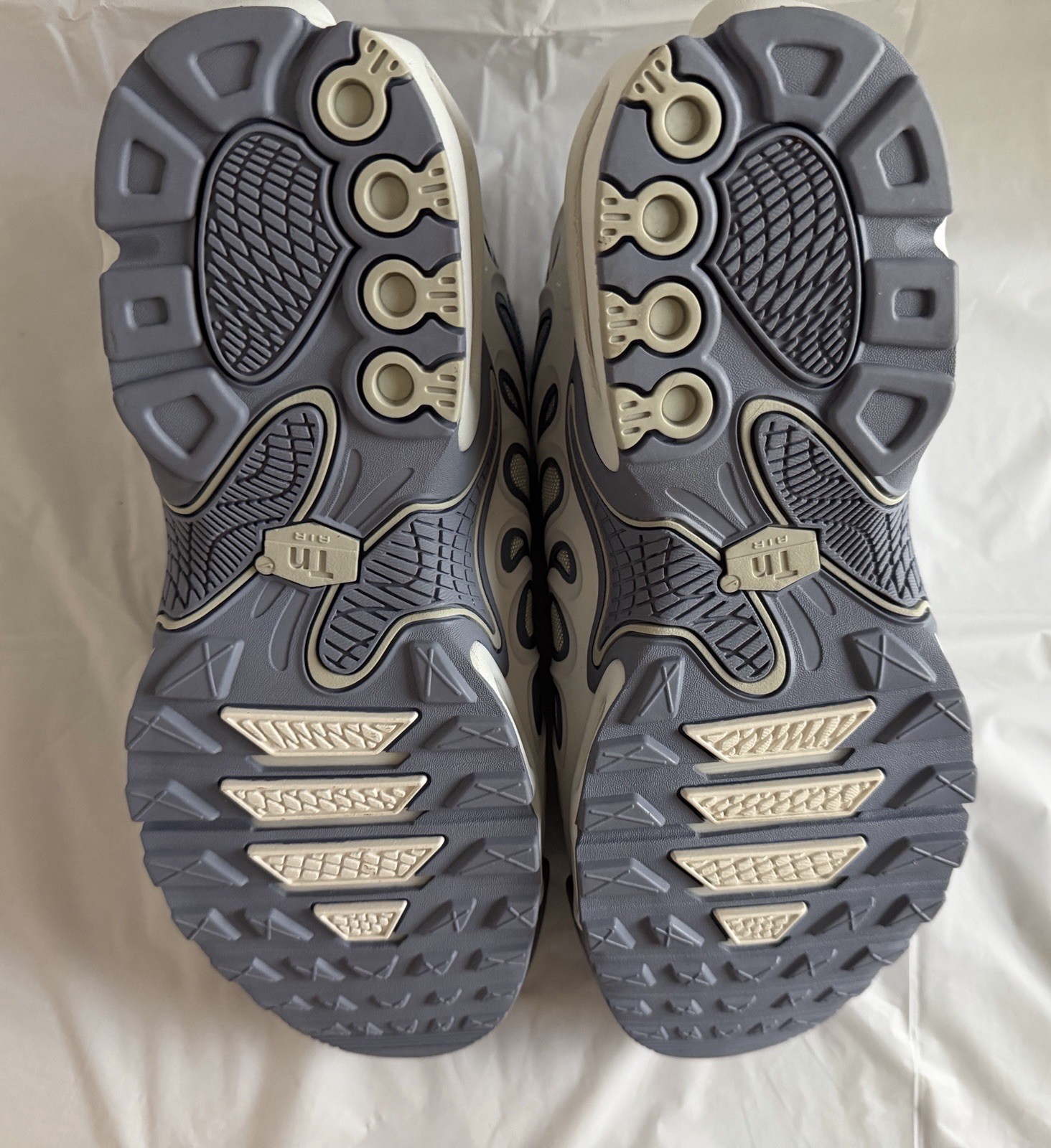 Nike Air Max Plus Tuned Air Men’s Low Top Lace-Up Sneakers Gray/White