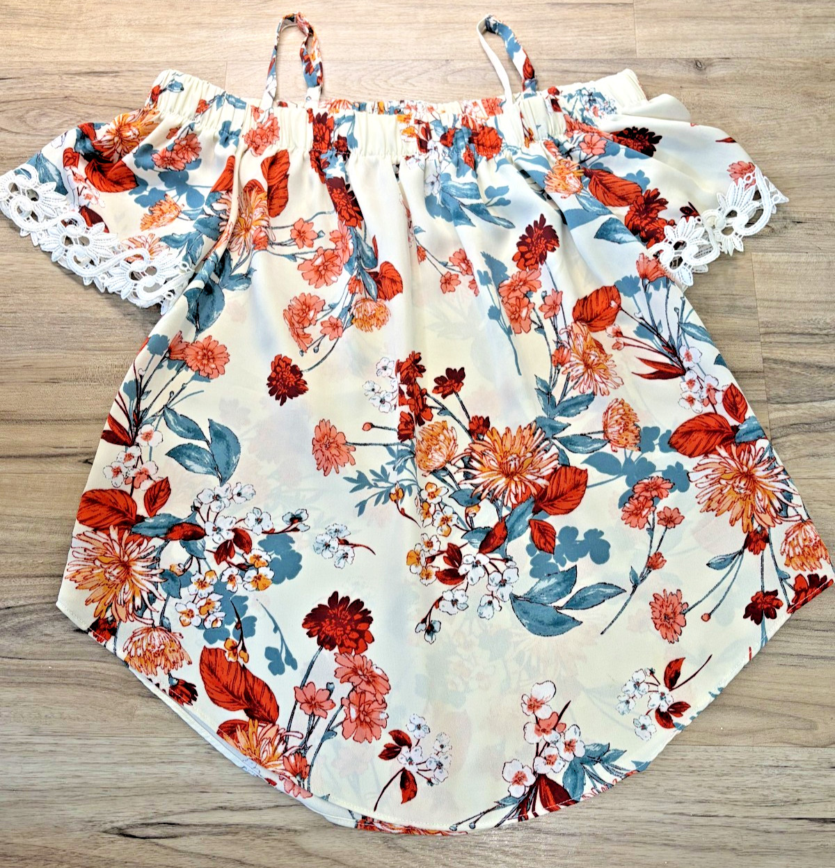 by & by Woman Juniors White Red Blue Floral Open Shoulder Top Size Small S Women