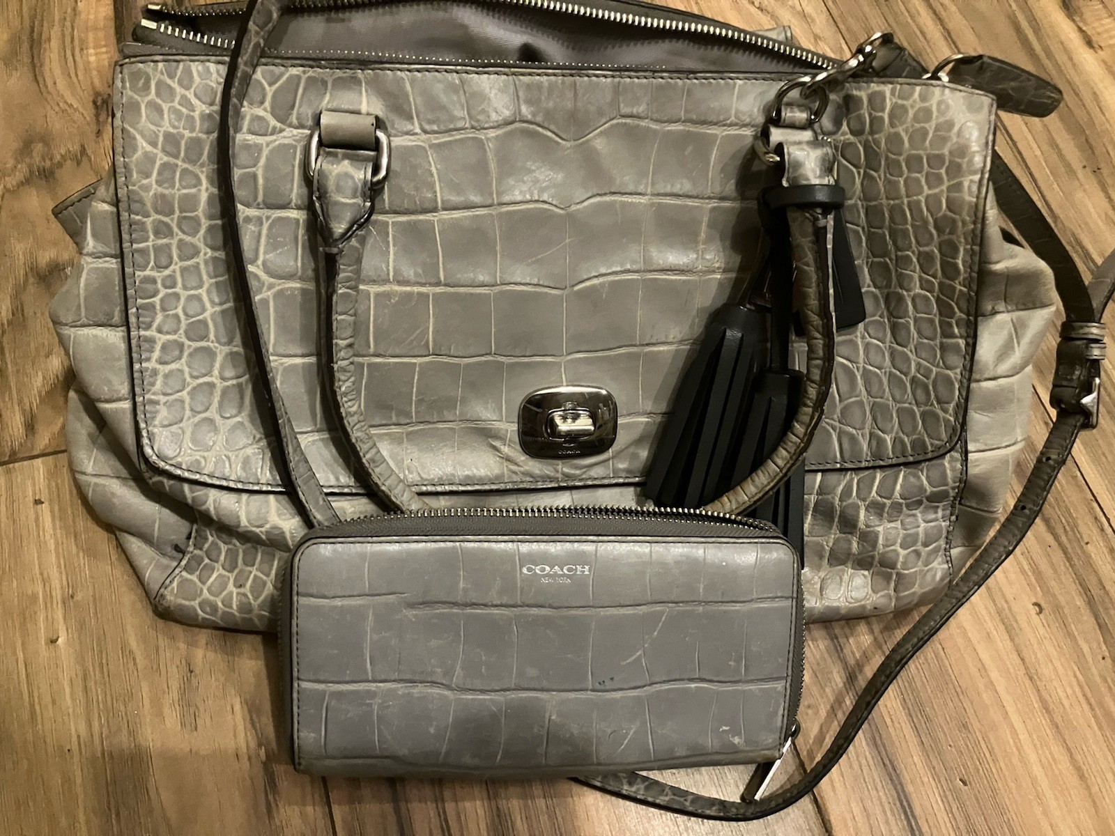 Coach Legacy CrocEmbossed Gray Leather Lrg Harper ShoulderTote & Chckbook Wallet