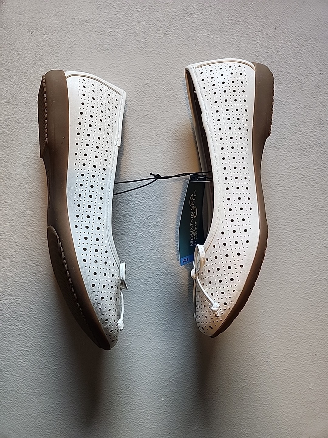 Mountain Sole Womens Perforated Ballet Flats White Bow Comfort Insole Size 9 New