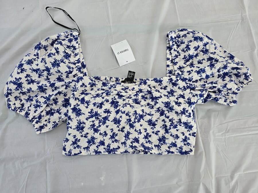 FOREVER 21 Size Medium Women’s Blue & White Floral Crop Top Cropped
