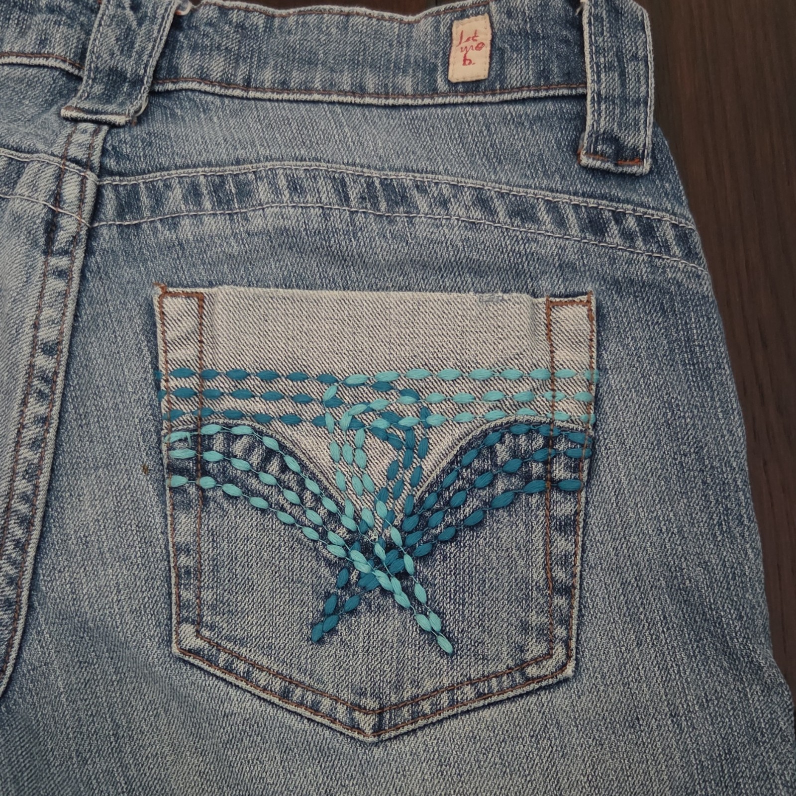 Bongo Womens Size 3 Capri Jeans Light Wash Embroidered Pocket Denim