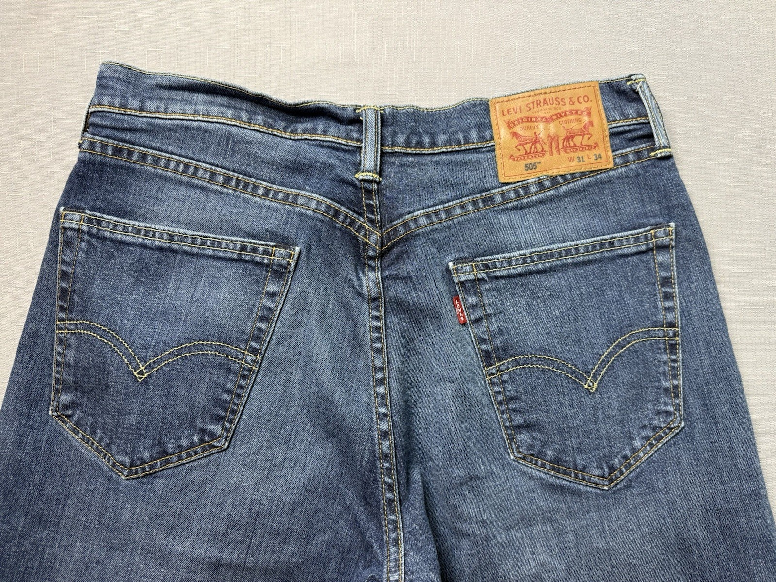 Levi’s 505 Men’s Jeans W31 L34 Medium Wash Regular Fit Straight Leg Blue Denim