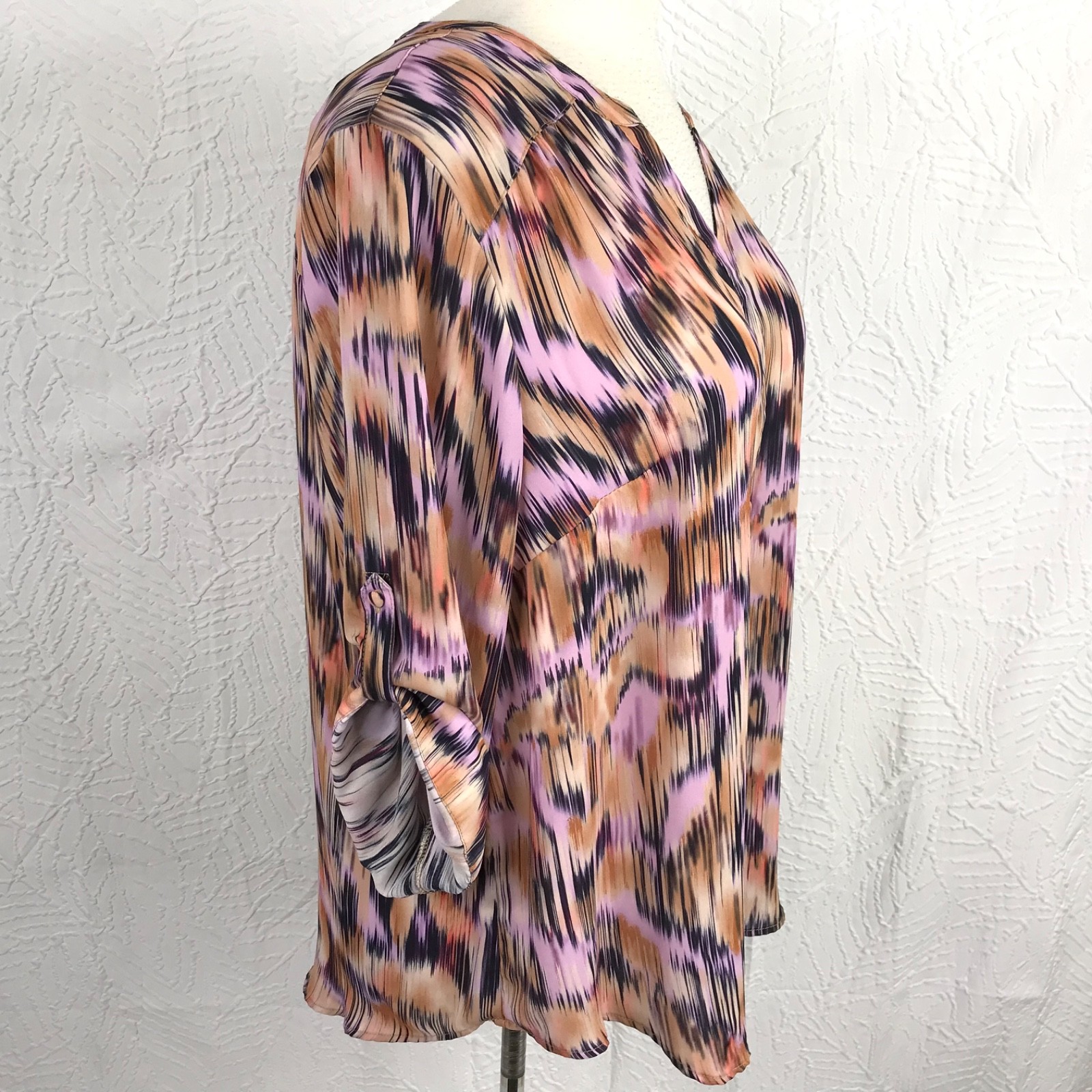 TORRID 3 Harper Blouse Shirt Size 3X Roll Tab Sleeve Pullover Pocket Colorful