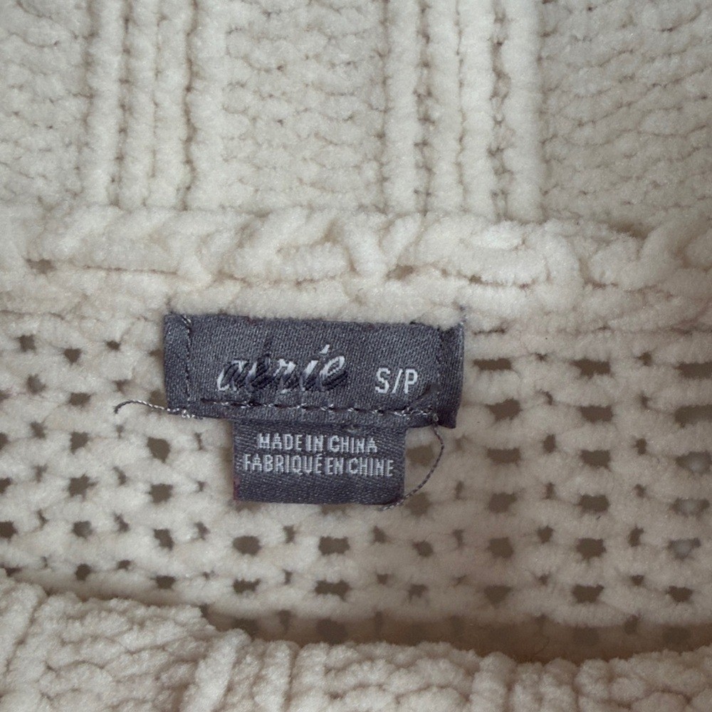 Aerie Cream Oversized Chunky Knit Turtleneck Sweater. Size S. Pulling Treads