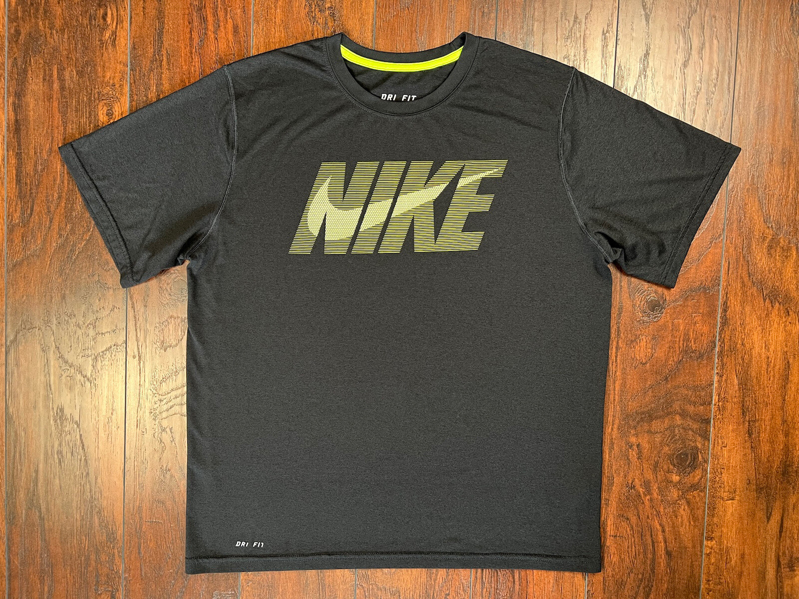 Nike Legend Swoosh Men’s Sportswear T-Shirt Active Short Sleeve Graphic Tee Sz L