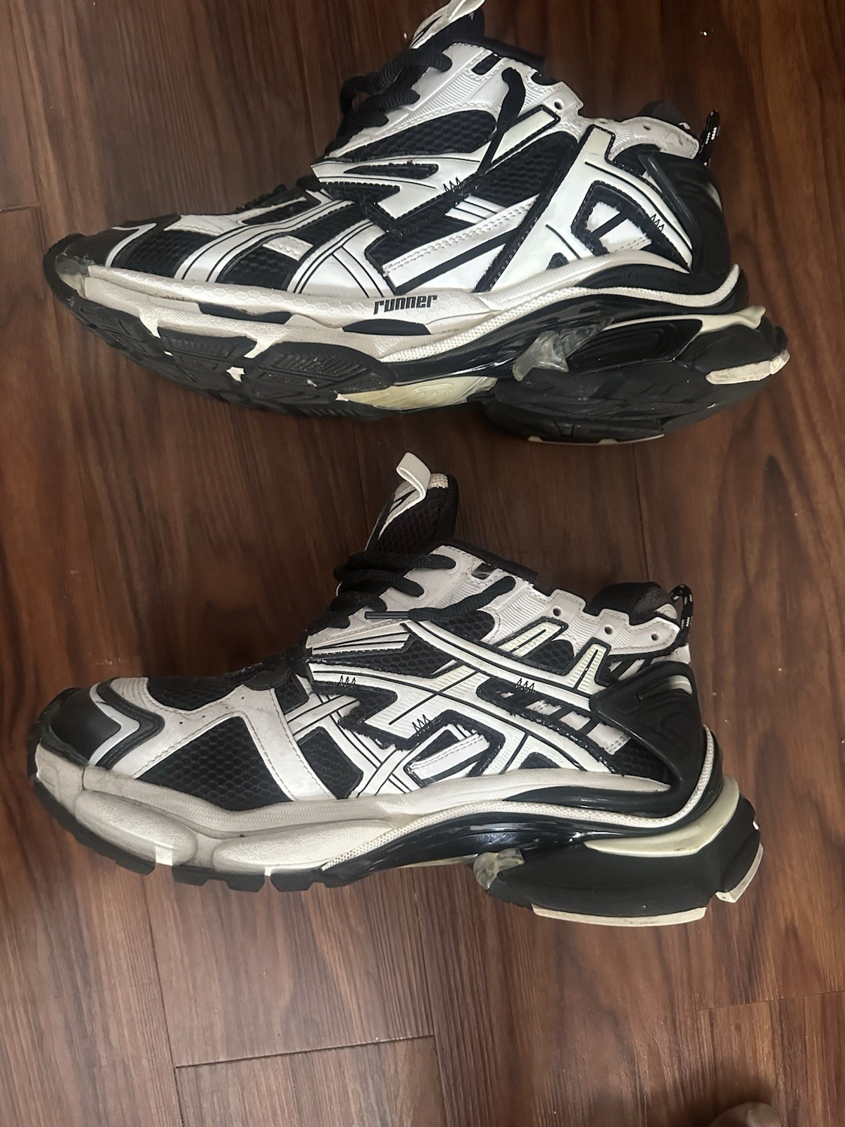 Balenciaga Runner Men’s Black/White Colorblock Low Top Lace-Up Sneakers