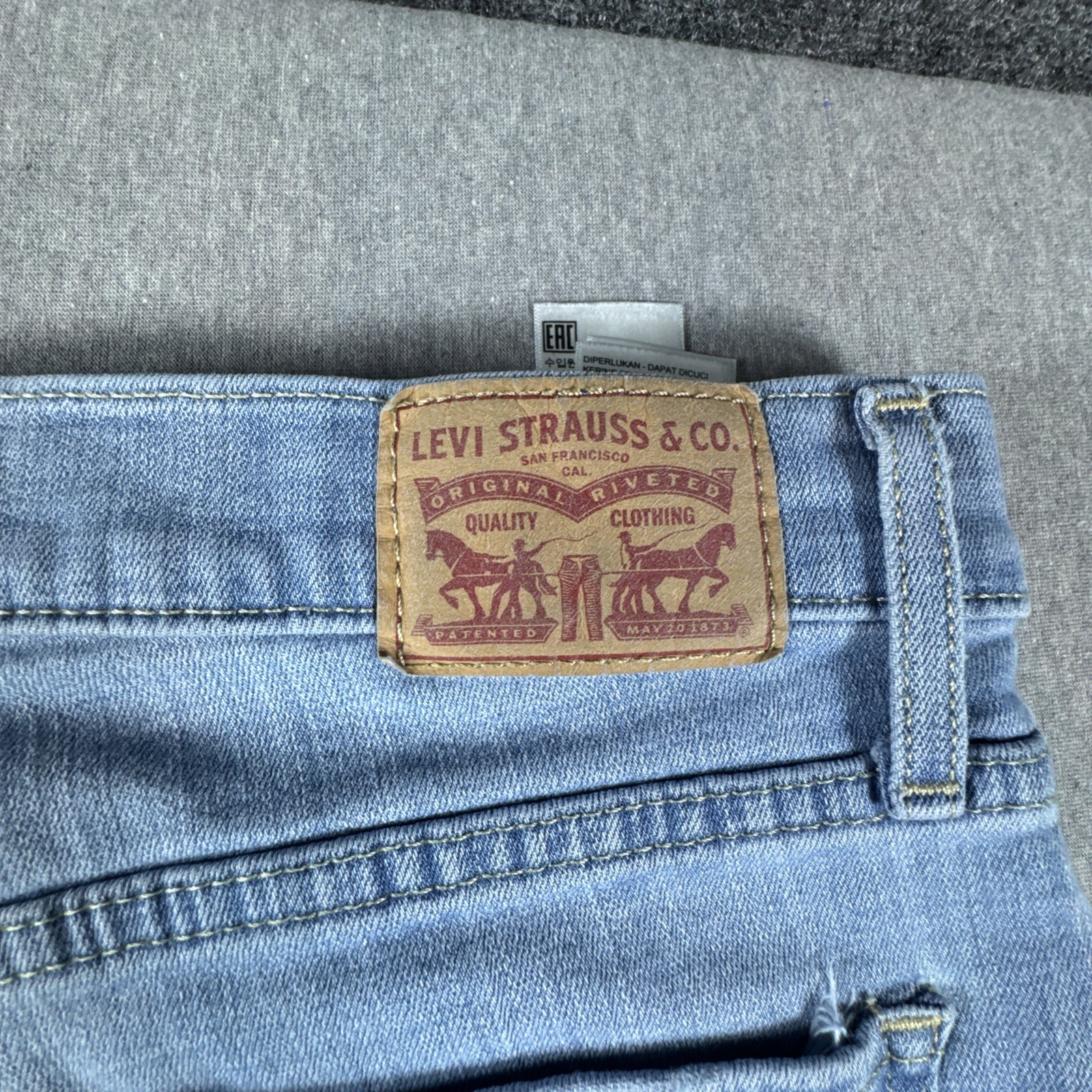 Levi’s jeans 314 Shaping Straight Leg Size 29×32 Light Wash Stretch Blue Denim