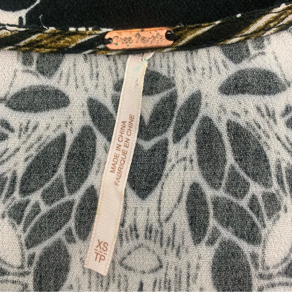 Free People Birds of a Feather Dark Floral White V-Neck Woman XS Bohemian Top