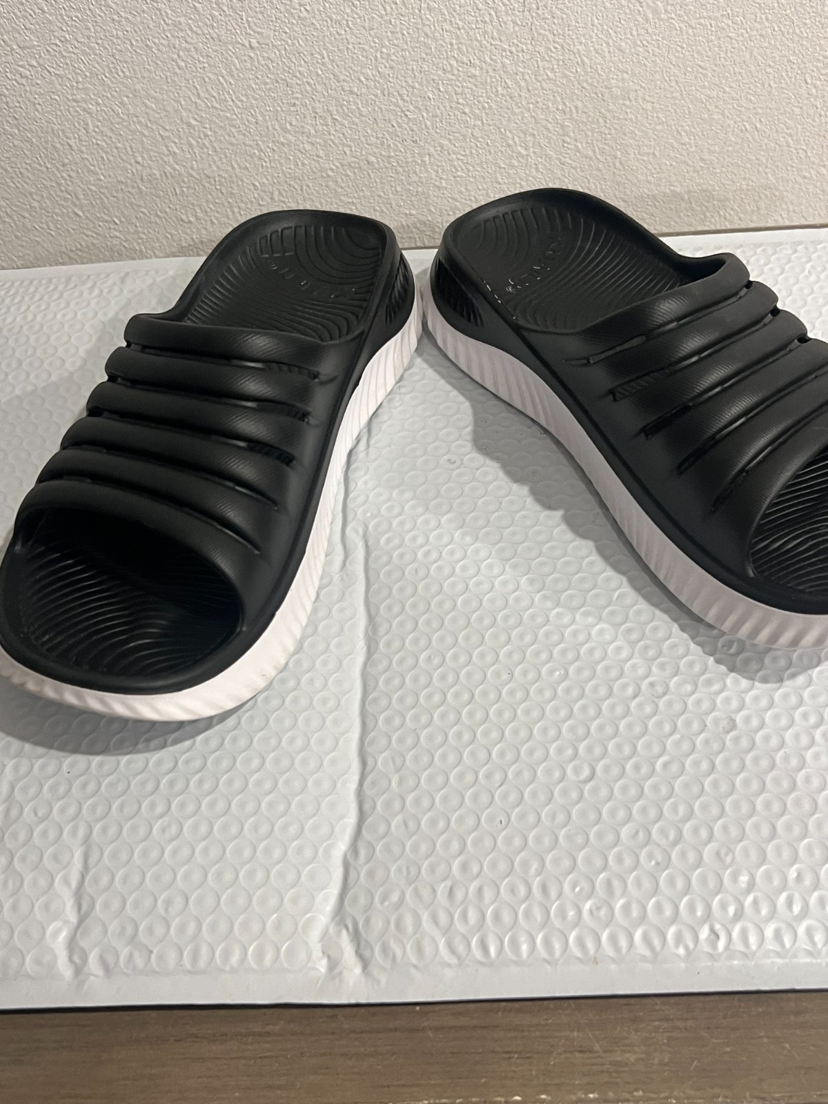 KUAILU Unisex Black & White Arch Support Open Toe Recovery Sports Slides Size 11
