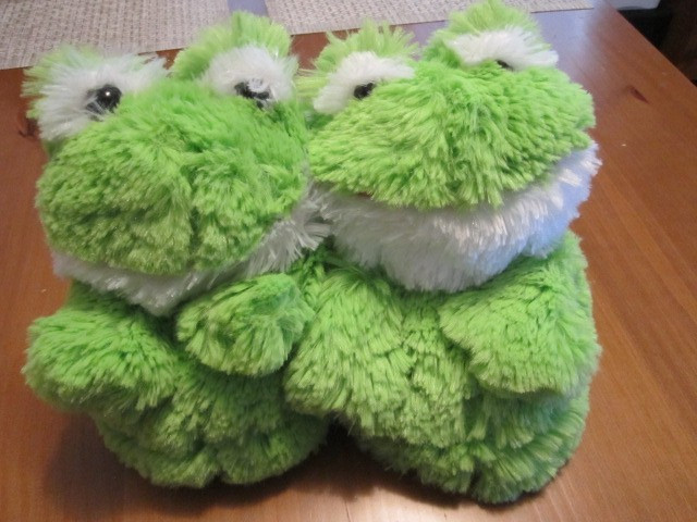 FLUFFER SCUFFER PLUSH CUTE COZY WARM GREEN FROG SLIPPERS 5/6 SMALL BRAND NEW