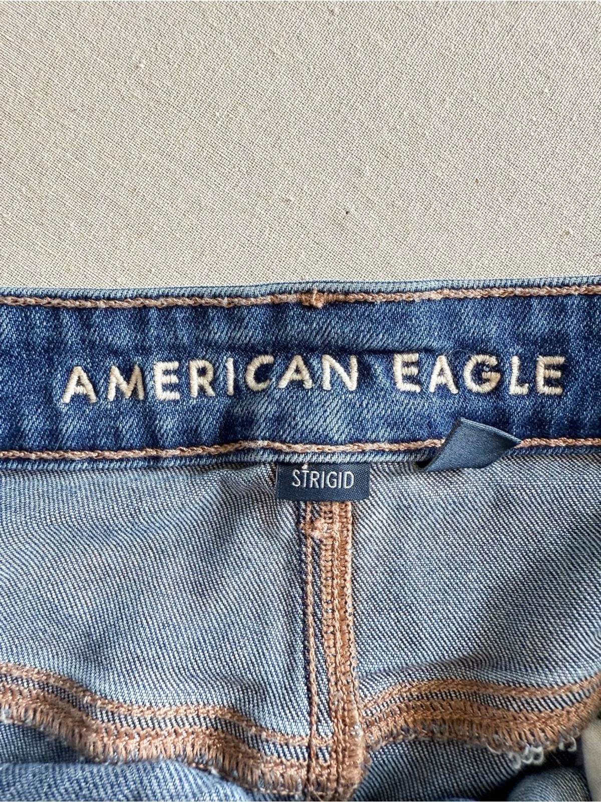 American Eagle Medium Wash Strigid Mom Jean Size 8
