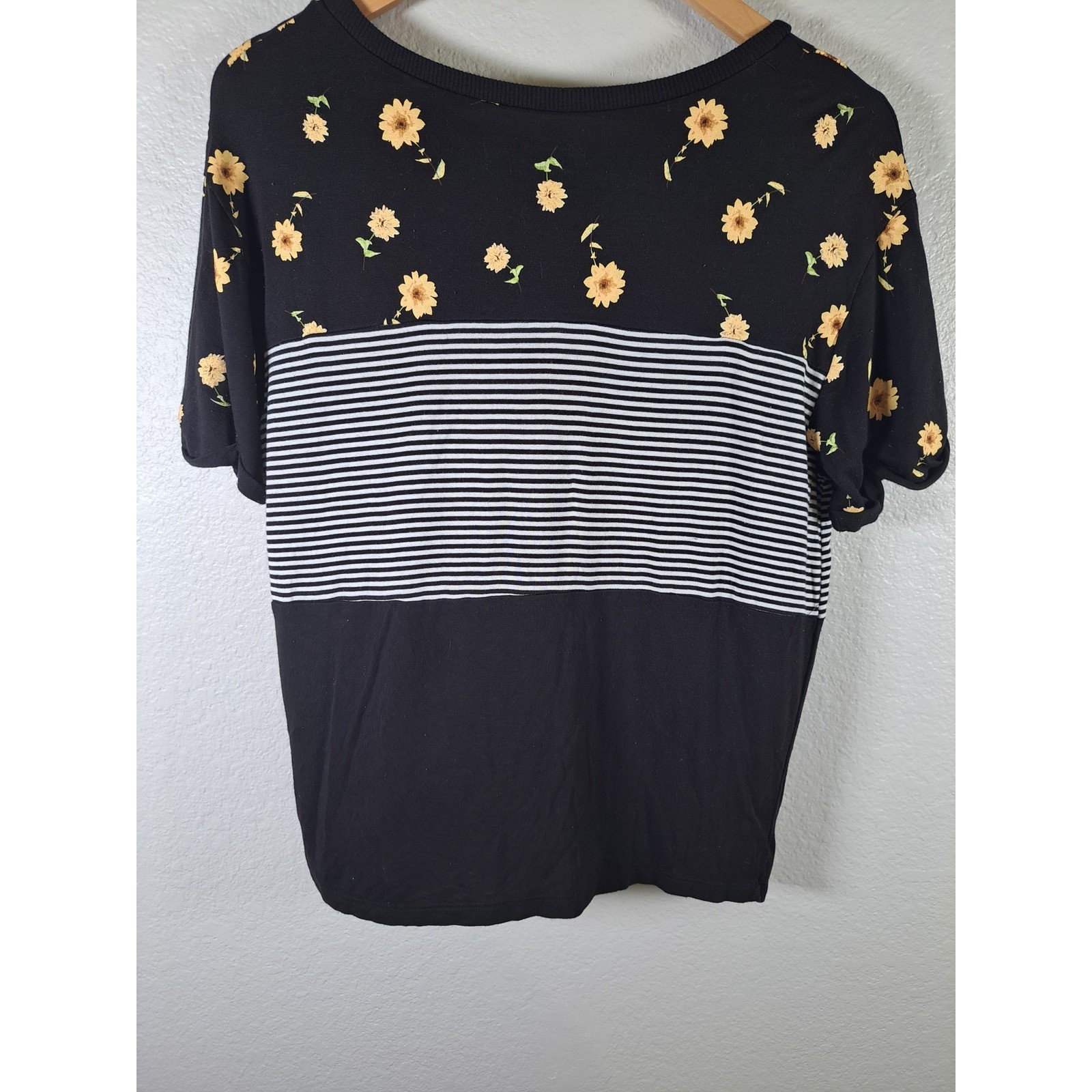 No Boundaries Floral Striped Front Tie Knot Top Black Yellow Large 11-13