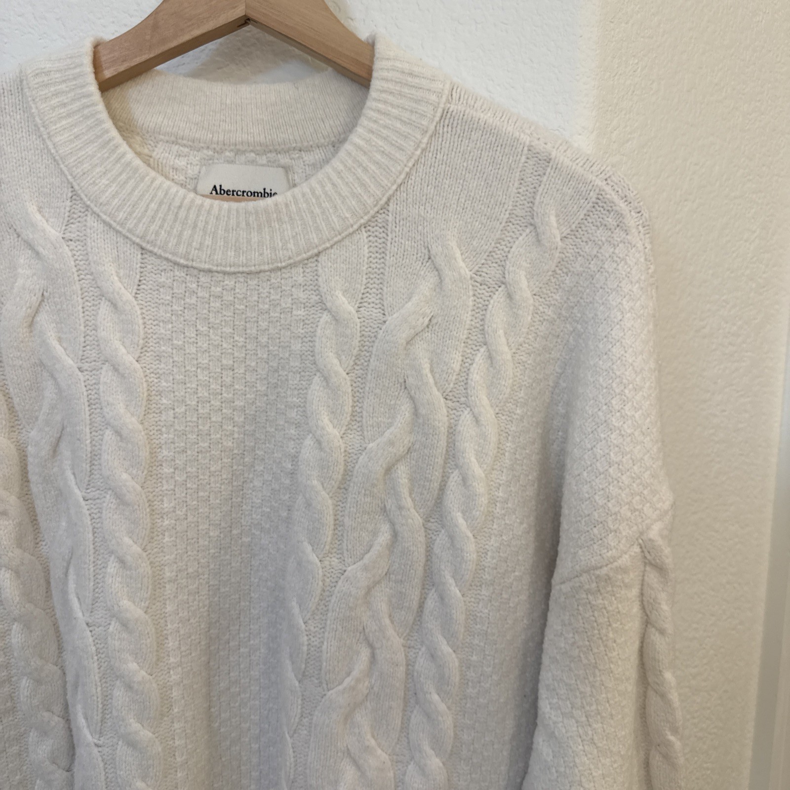Abercrombie and Fitch Oversized Fluffy Cable Crew Neck Sweater – Medium – EUC