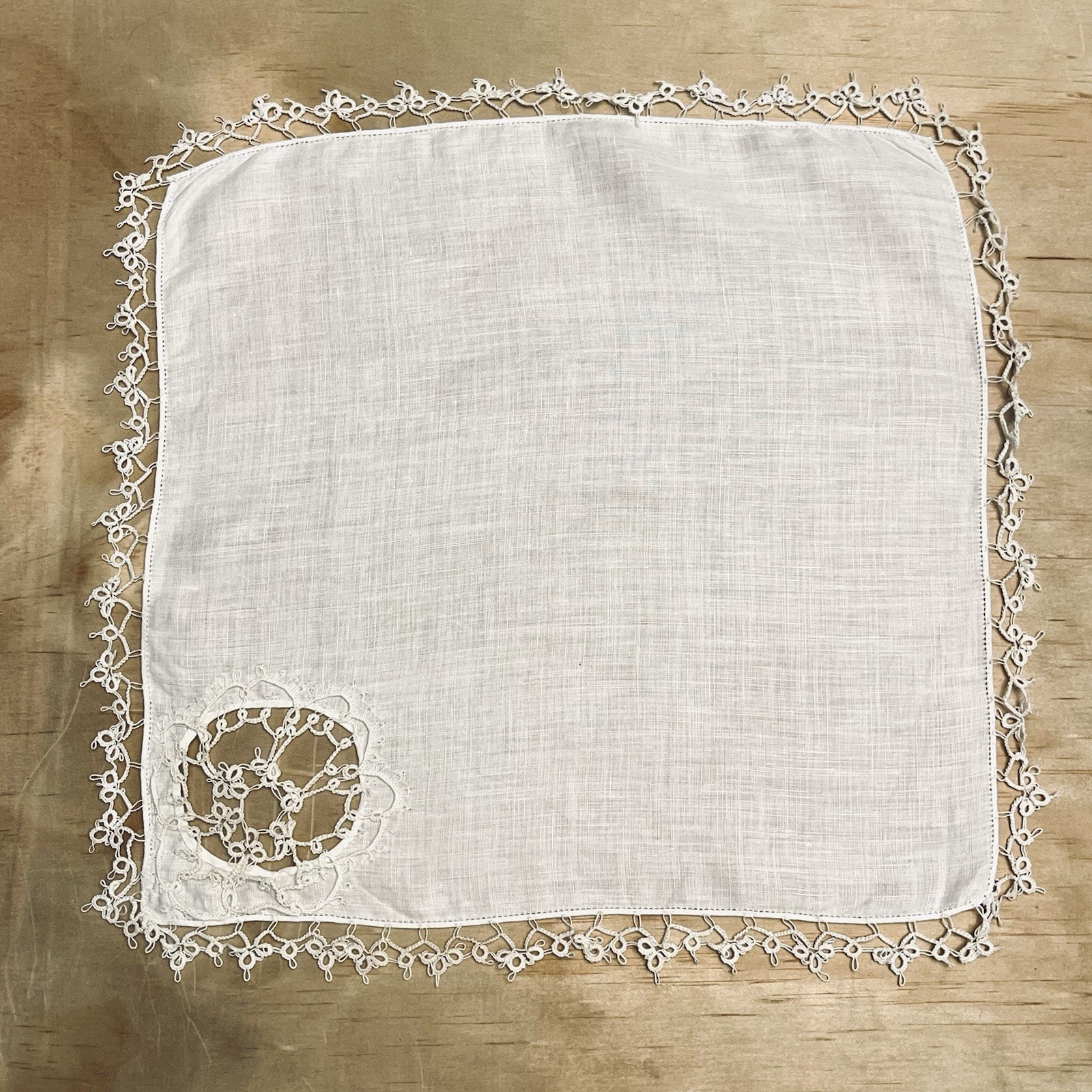 VTG Hankie White Linen Intricate Tatted Lace Crochet Cut-Out Corner 12×12″