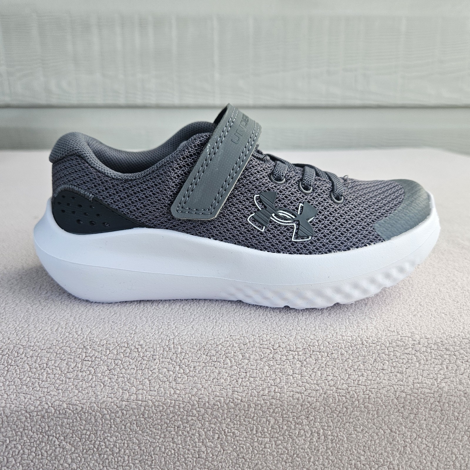 Under Armour UA BPS Surge 4 AC Hook & Loop Sneaker Youth SZ 11K Grey Athletic