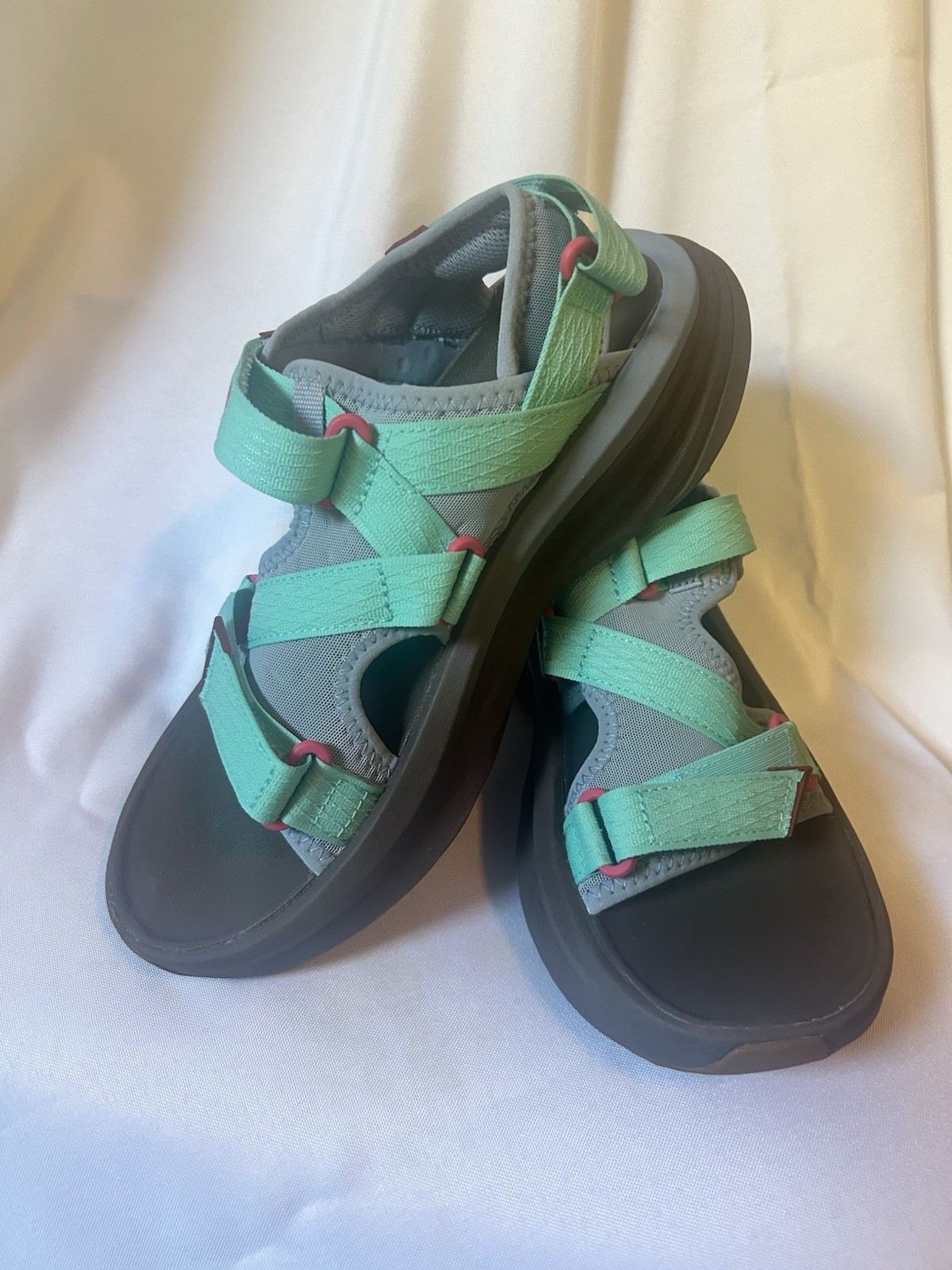 Teva Aventrail R2T Trail Running Sandal – women’s size 8