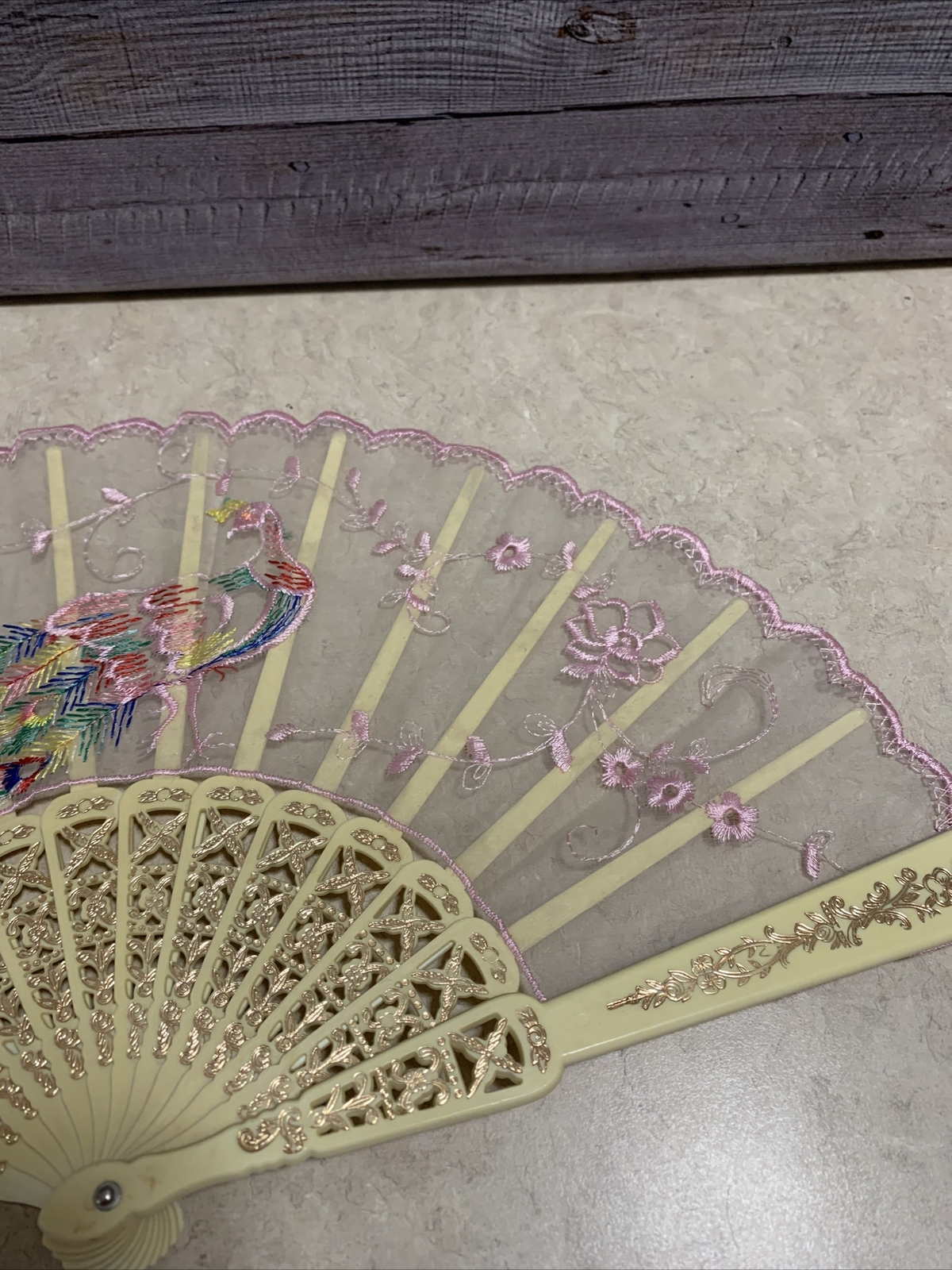 VINTAGE ORIENTAL EMBROIDERED PEACOCK CLOTH FABRIC PLASTIC FOLDING HAND FAN