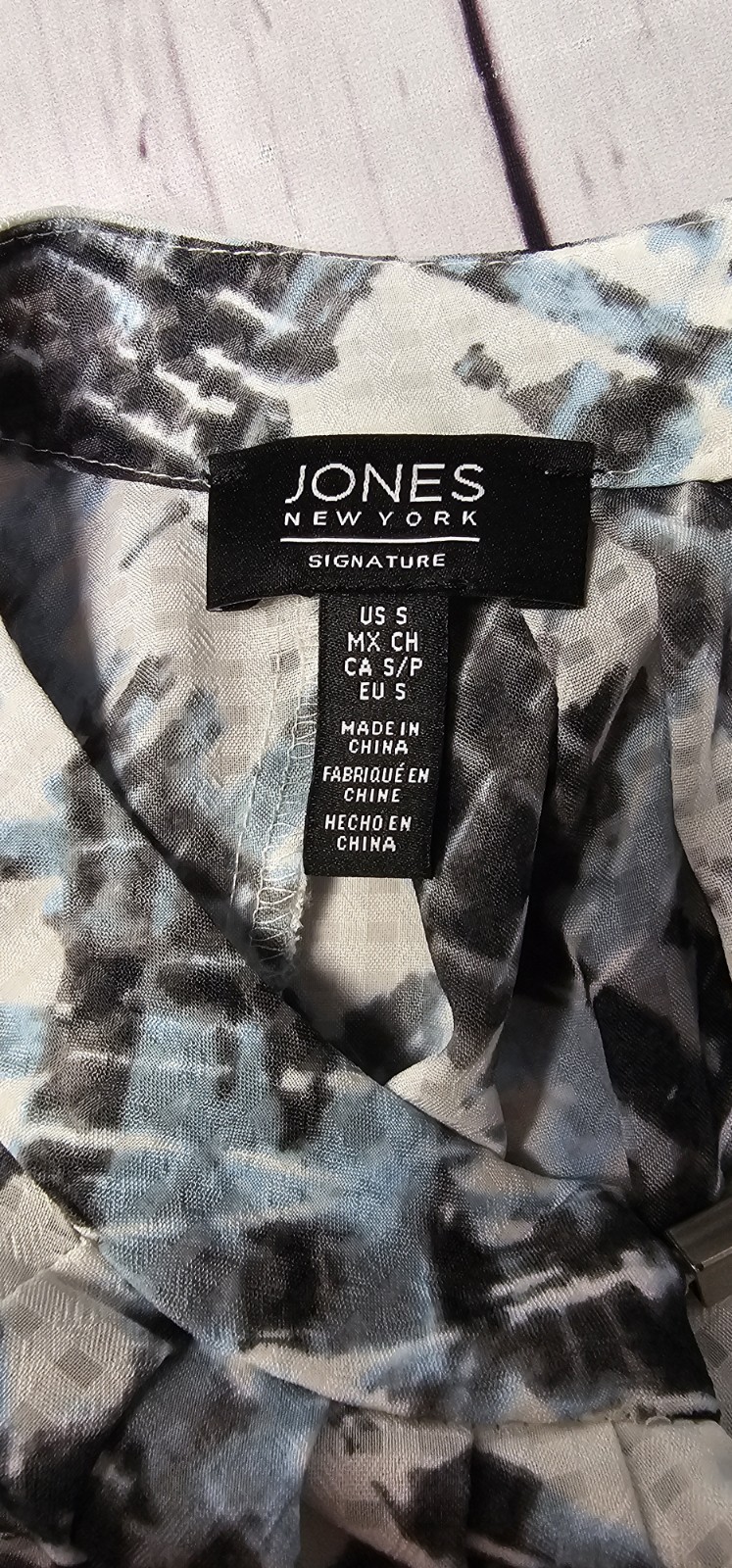 JONES NEW YORK S HIGH NECK METAL KEYHOLE CUT OUT PLEATED GEO CHECK CHIFFON TOP