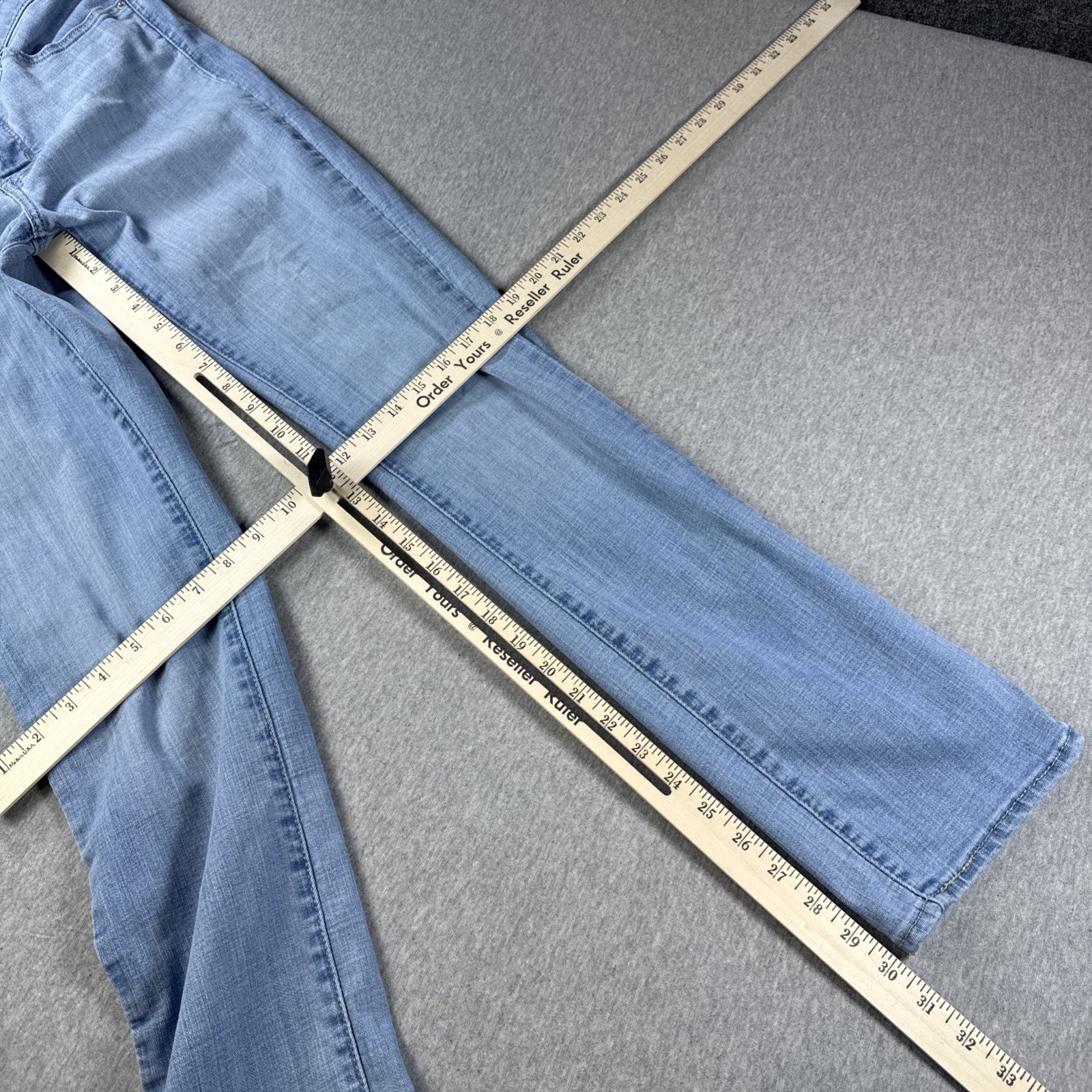 Levi’s jeans 314 Shaping Straight Leg Size 29×32 Light Wash Stretch Blue Denim