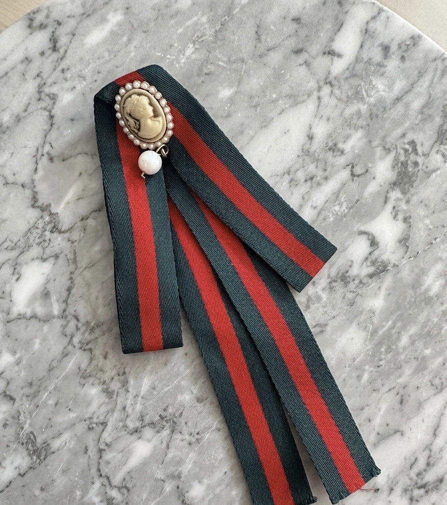 Vintage Style Cameo Ribbon Bow Tie Brooch Pin Red Green Stripe Pearl Collar Clip