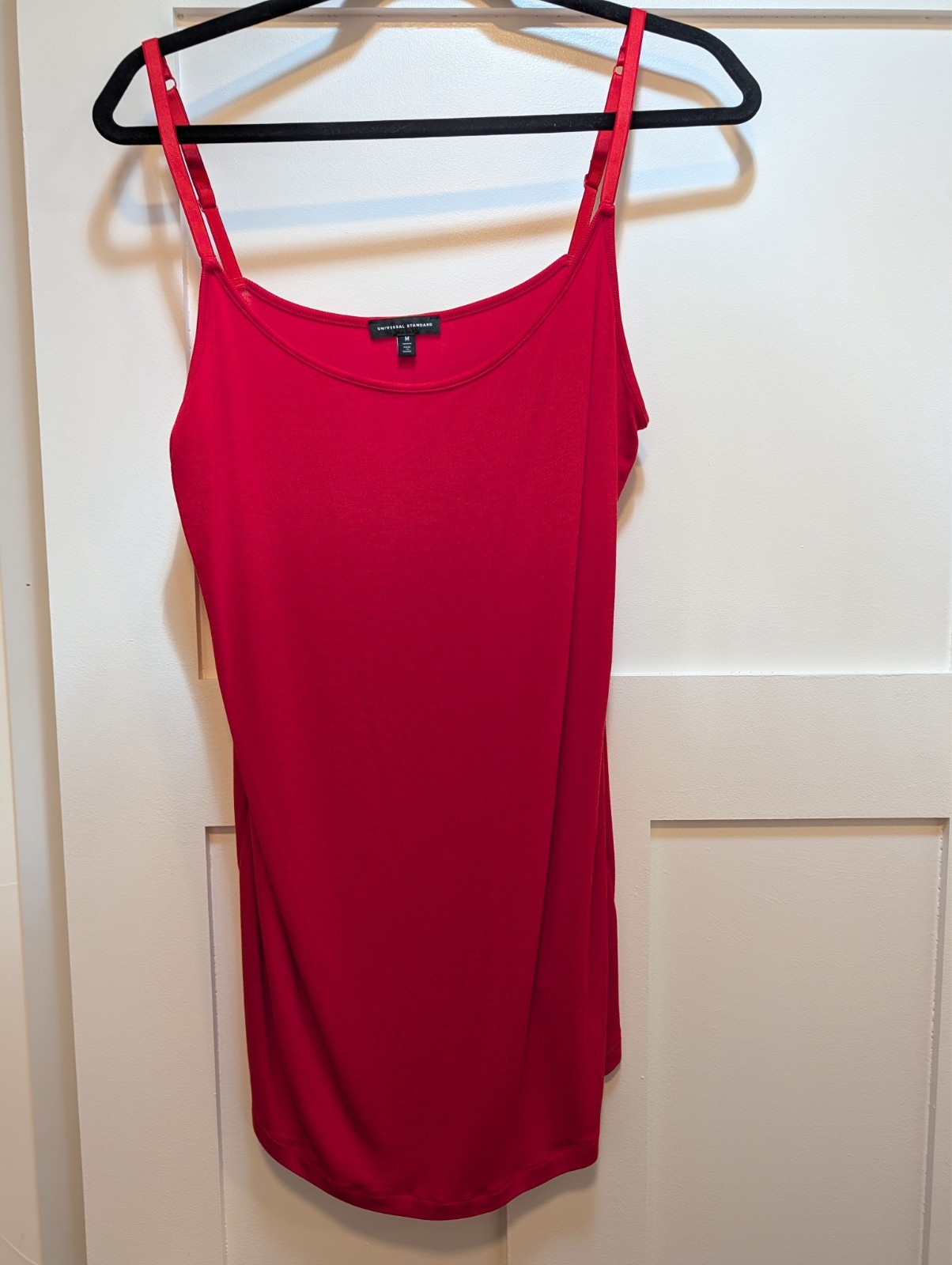Universal Standard M 18-20 red micro ribbed adjustable camisole