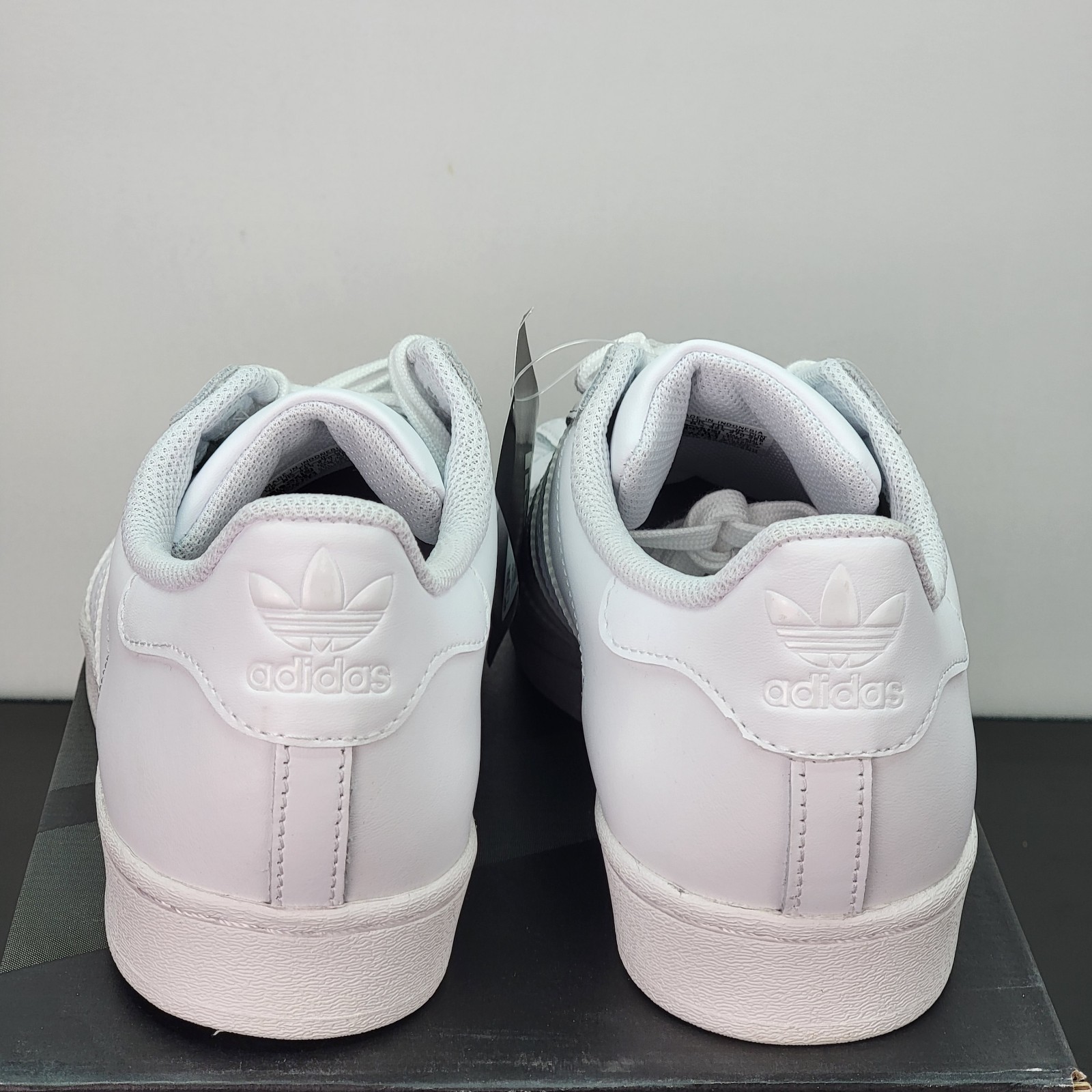 Adidas Superstar Men’s Size 9 Athletic Running Shoes White Casual Sneakers