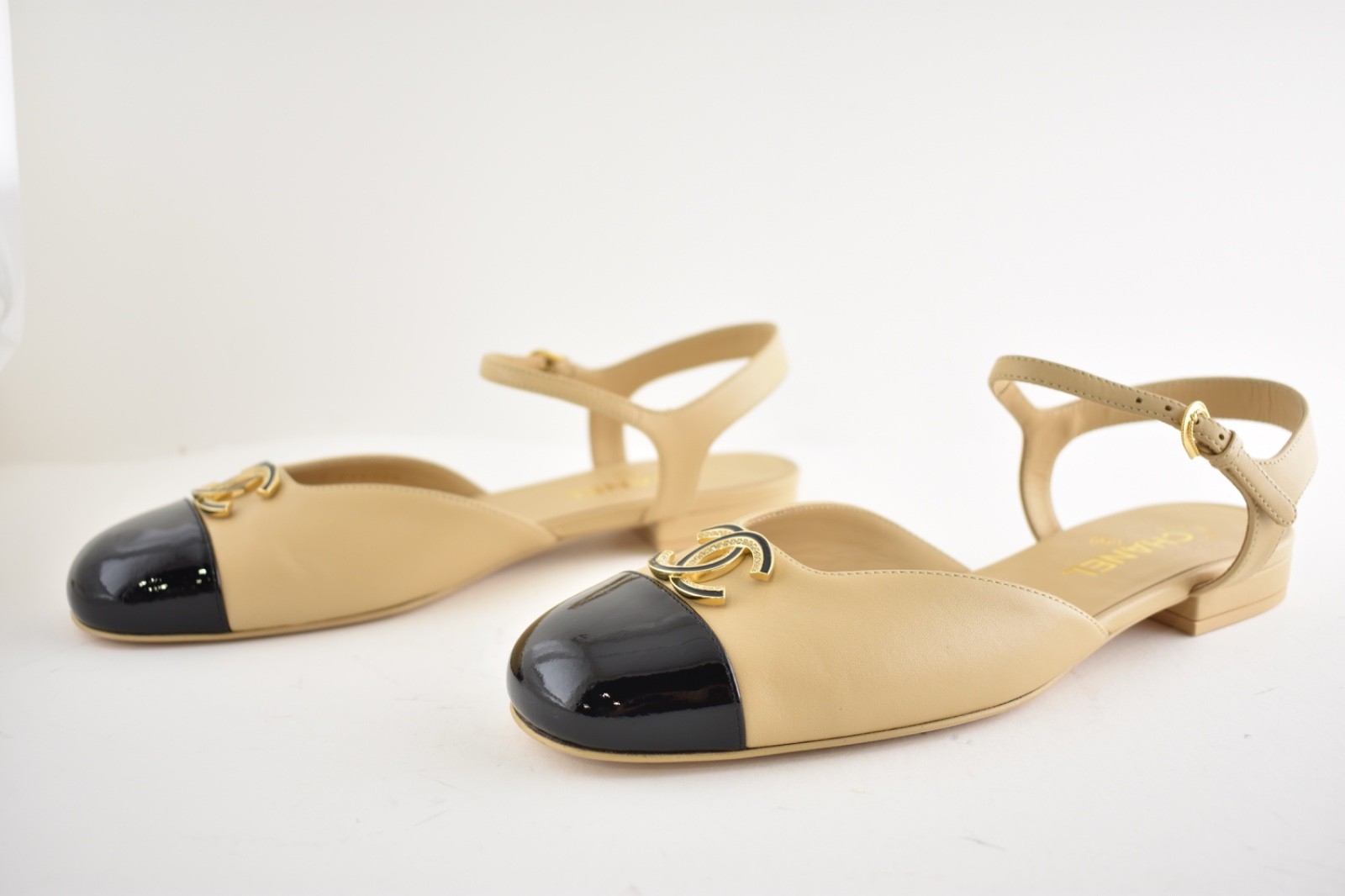 Chanel 25P Beige Black Gold CC Slingback Ankle Strap Ballerina Ballet Flat 40.5