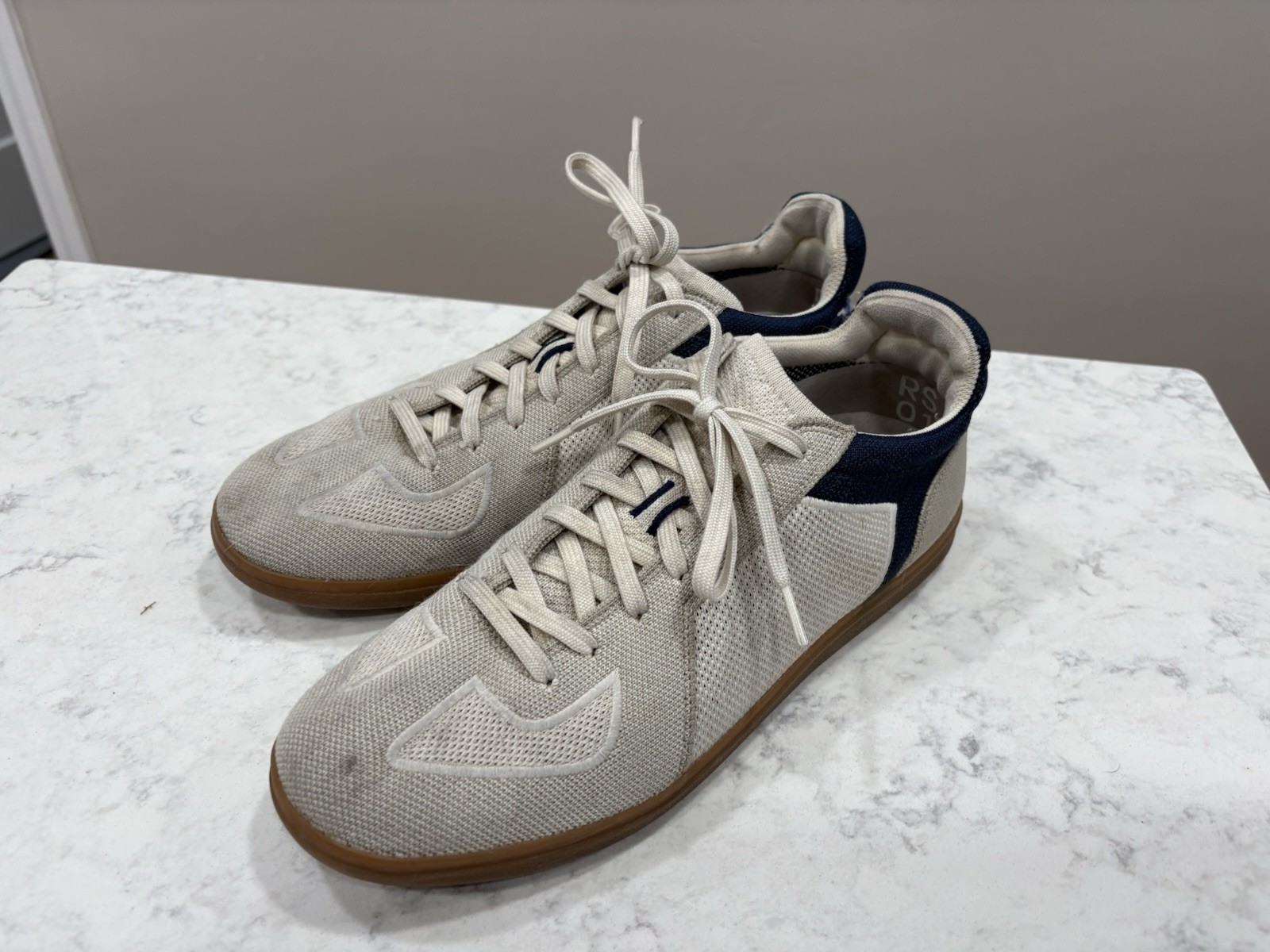 Rothy’s Men’s RS01 Casual Sneakers Beige Navy Blue Knit, Gum Sole, Size 11