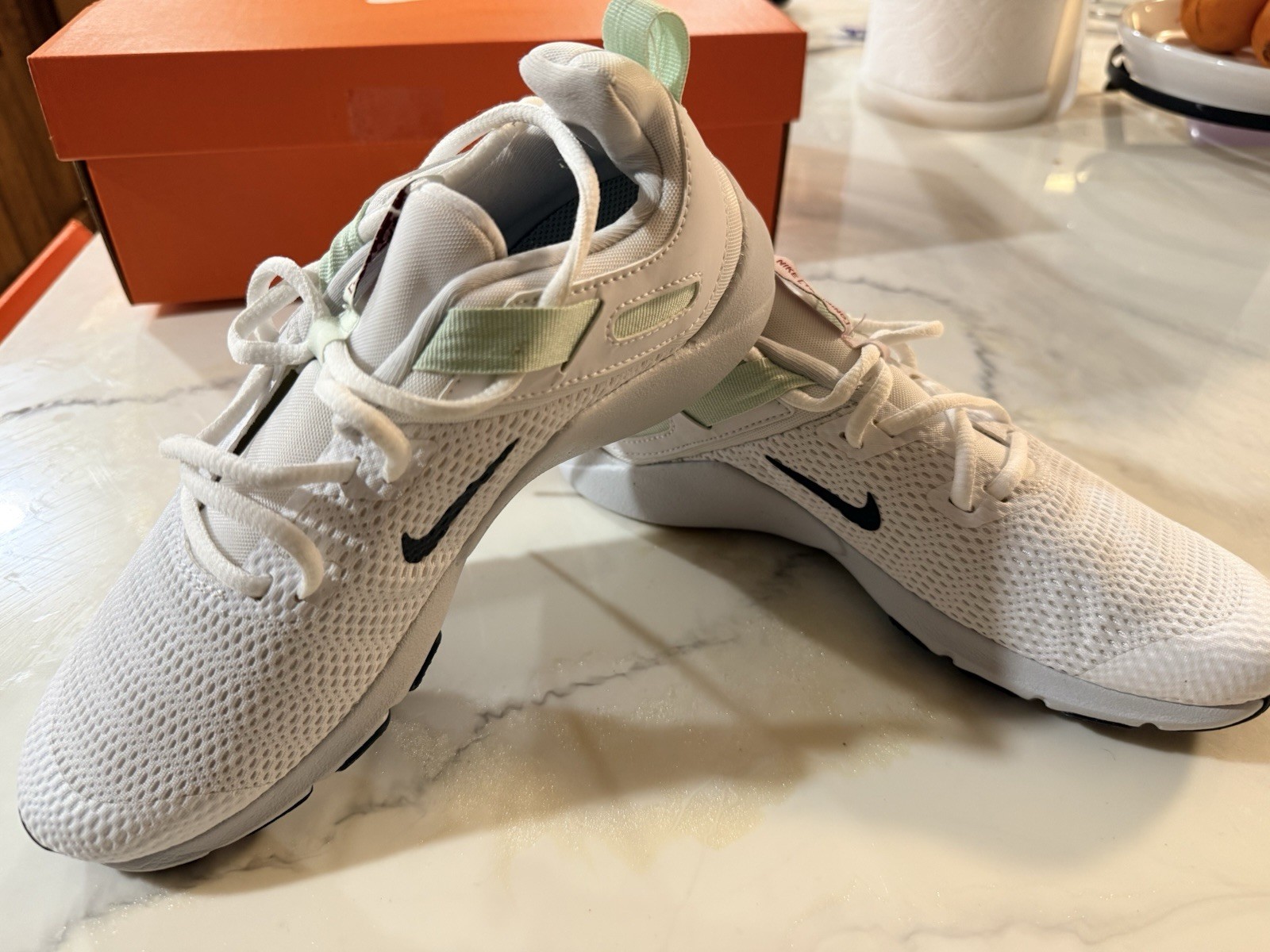 Nike White Black Light Green Low Top Mesh Lace Up women’s Athletic Sneakers