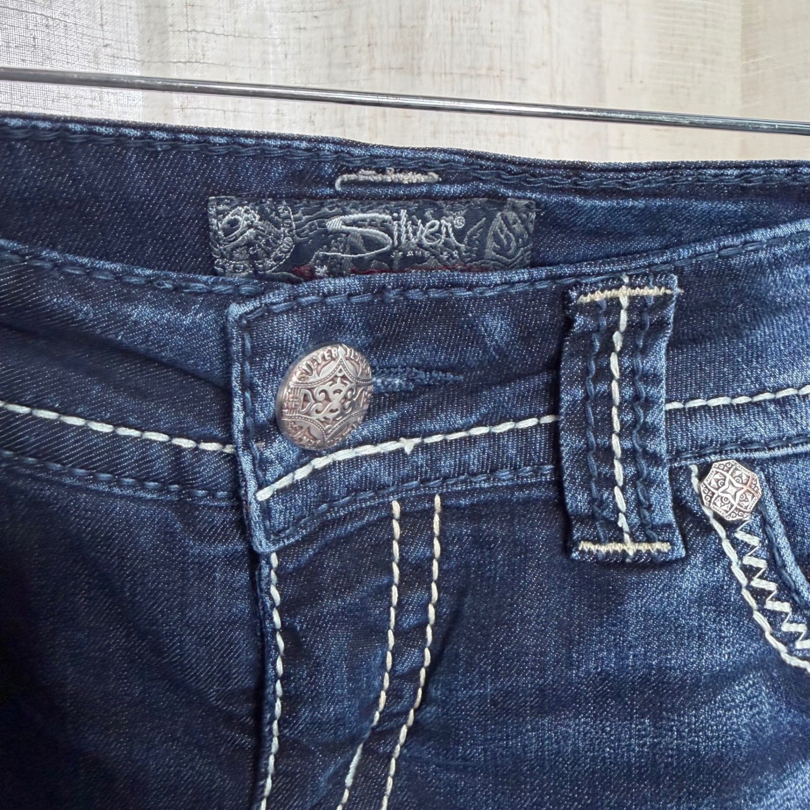 Silver Jeans Co Suki Flap Capri Dark Wash Contrast Stitch Stretch Womens Size 26