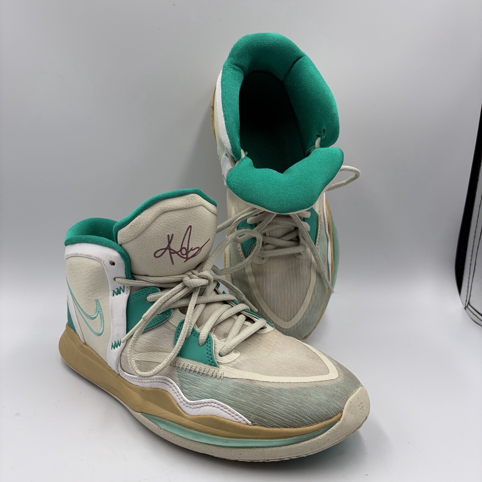 Boy’s Nike Sue Bird x Kyrie Infinity “Golden Tribute” SIze 7Y or W8.5 DD0334-002