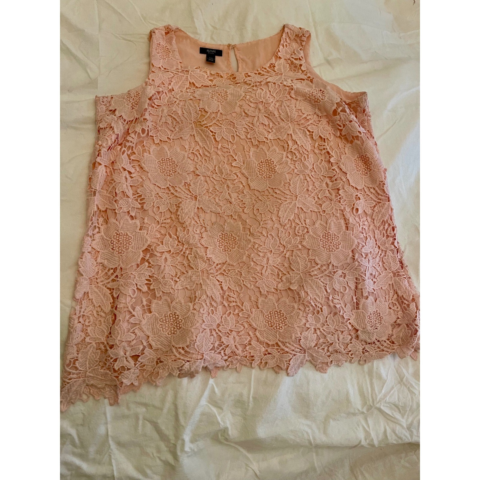 Woman’s Alfani Peach Floral Lace Sleeveless Blouse Top Plus Size 16W