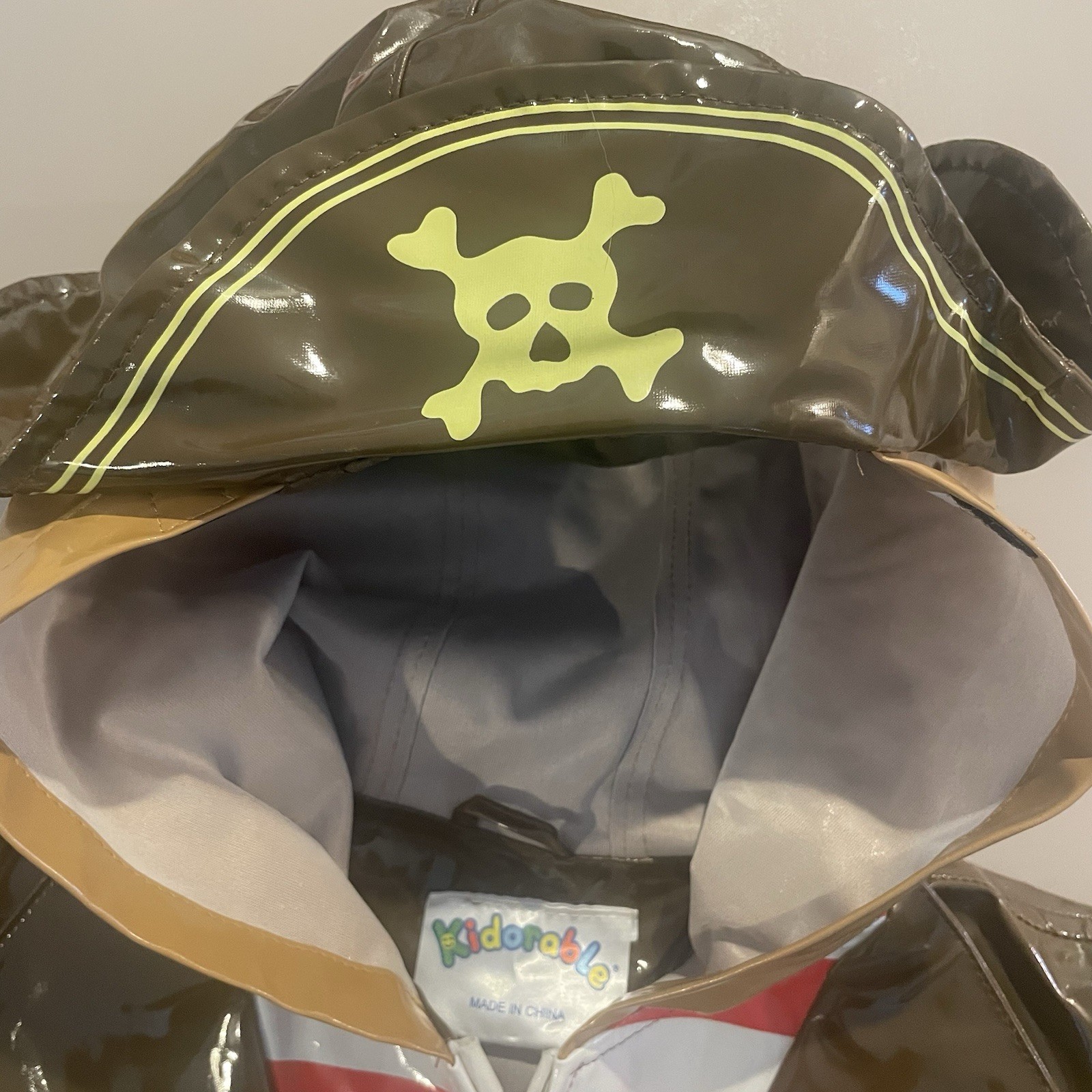 NWOT Kidorable Super Fun Graphic Pirate Raincoat Kids Size 5/6 PVC & Polyester