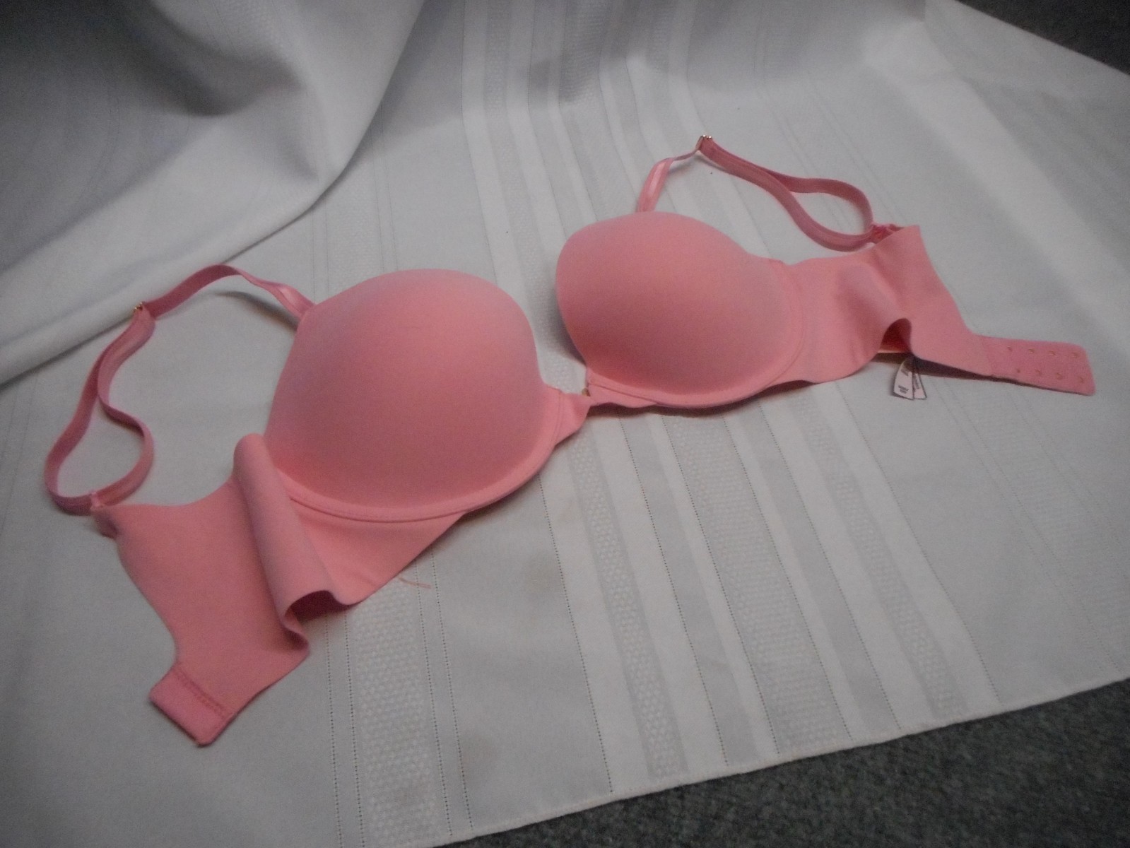 Victoria’s Secret Push-up Bra Underwire 32DD PINK