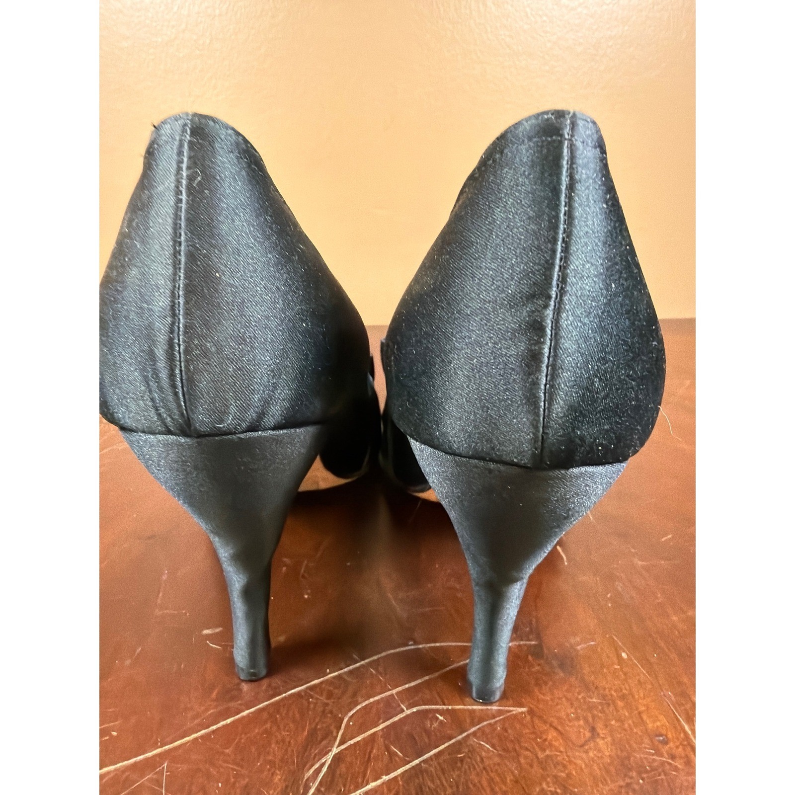 Jessica Bennett Black Satin Ruffle Pleated Pumps Heels Vero Cuoio Sole Size 8M