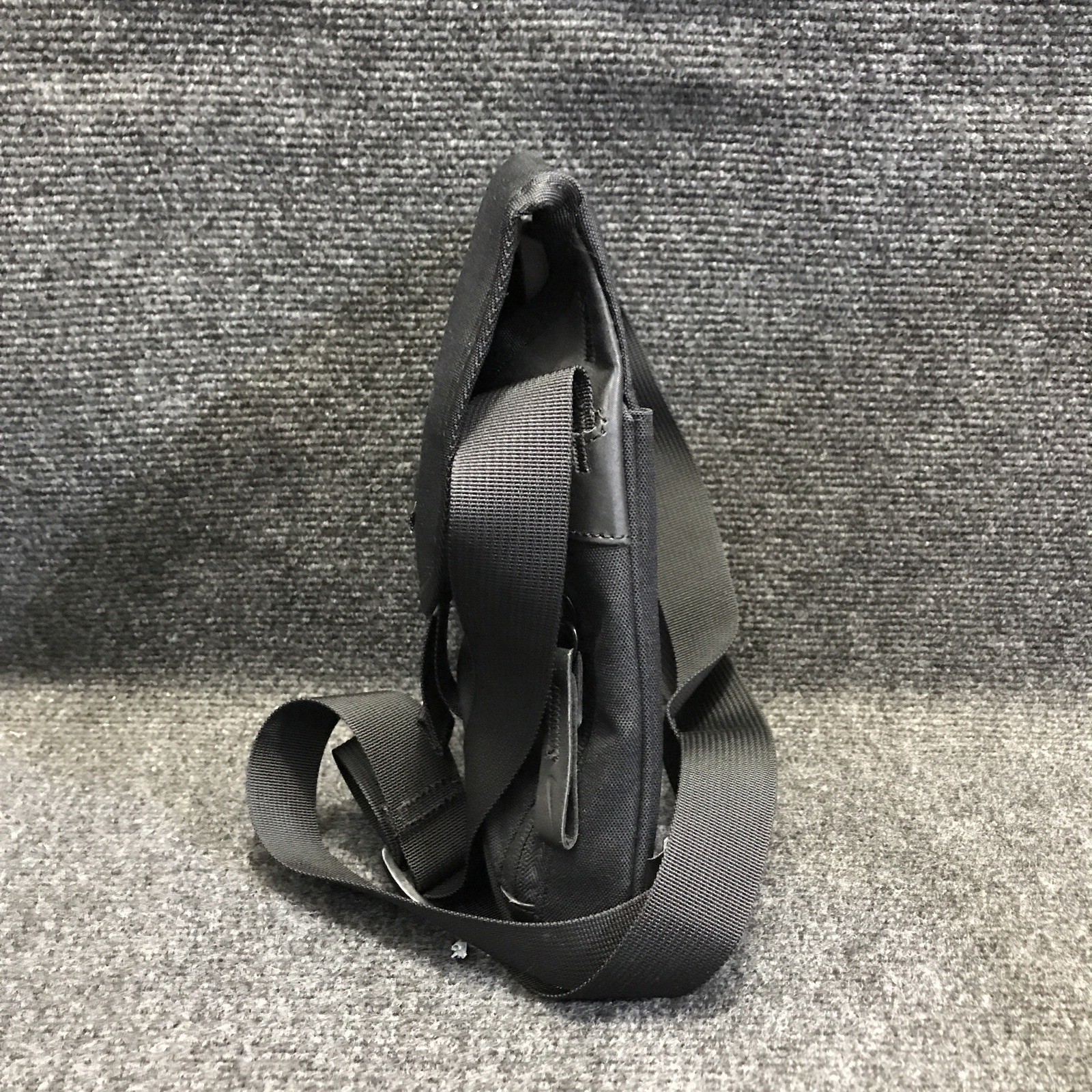 Nike BA1797-054 Black Adjustable Crossbody Shoulder Strap Bag w/ Clip Close Top