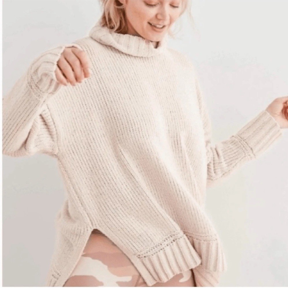 Aerie Cream Oversized Chunky Knit Turtleneck Sweater. Size S. Pulling Treads