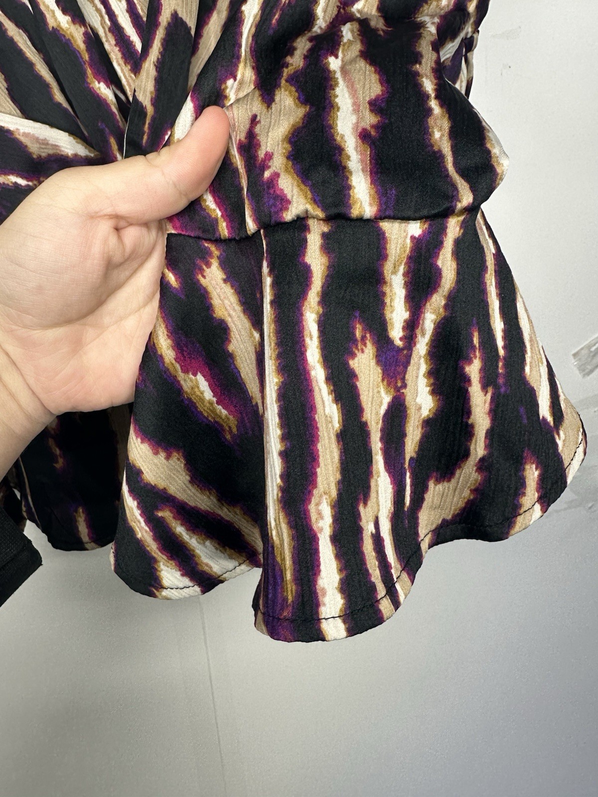 Sophia Vergara Blouse Top Drape Knot Women’s Size Small Animal Print Long Sleeve