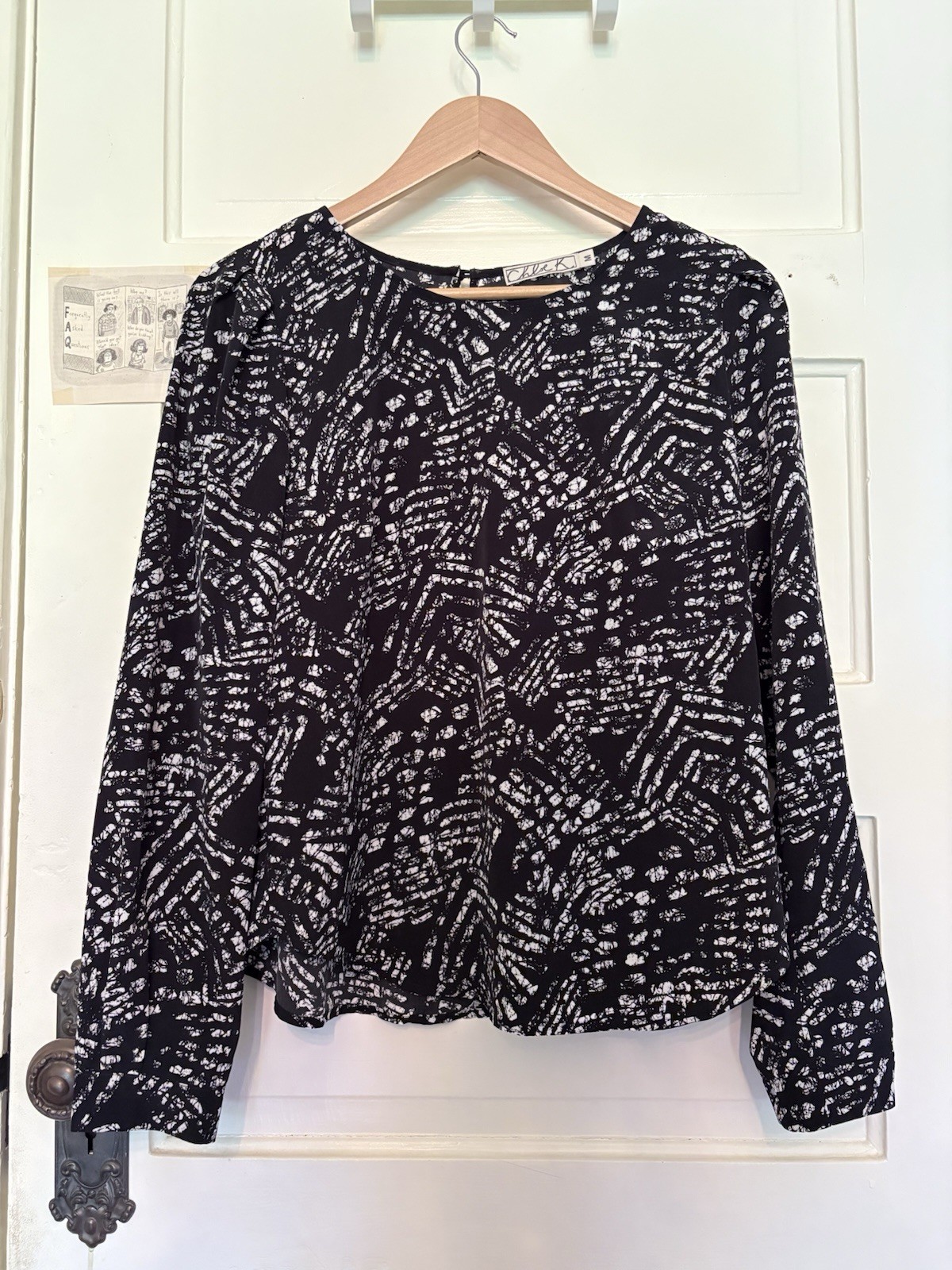 Chloe K Women’s Abstract Black/White Long Sleeve Round Neck Pullover Blouse M