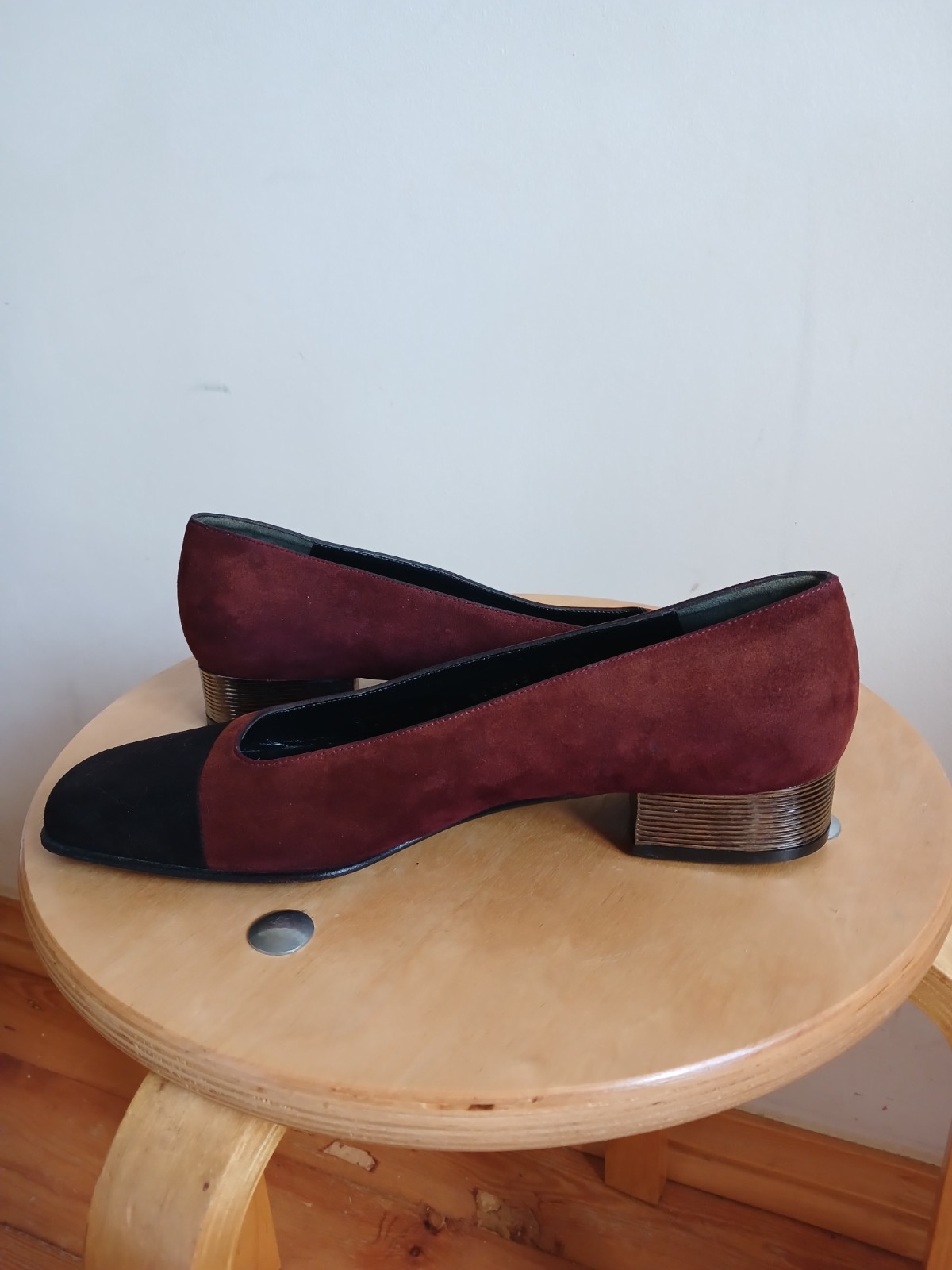 BRUNO MAGLI Two-Tone Suede Pumps EU 39 Cap Toe Block Heel Quiet Luxury