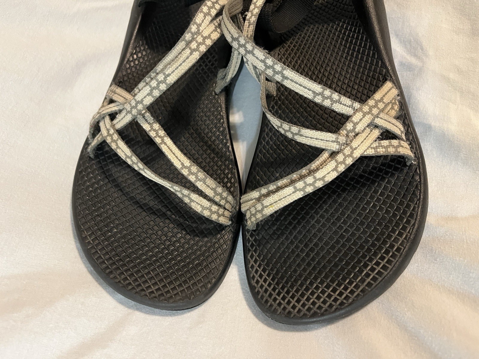 Chaco Womens Size 10 Sandals With Toe Strap, Gray And Cream Neutral Color