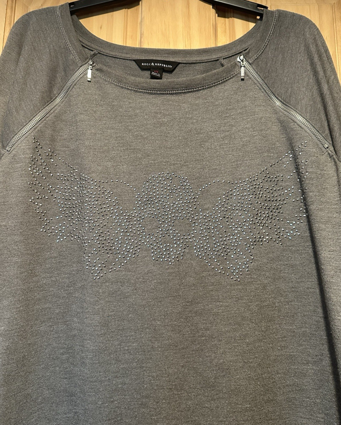 Rock & Republic Gray Skull Wing Rhinestone Sweatshirt Women’s 1X Zip Shoulder