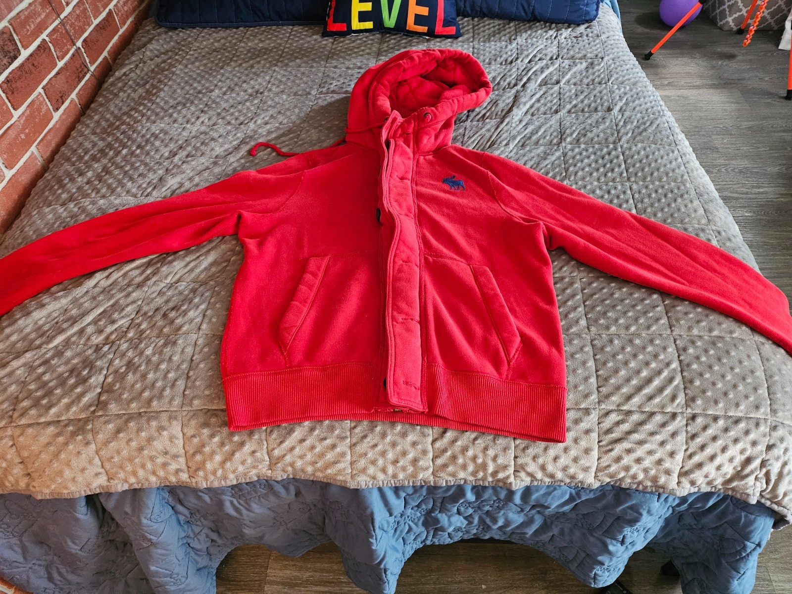 Mens Size 2XL Heavyweight full zip button closed red hoodie