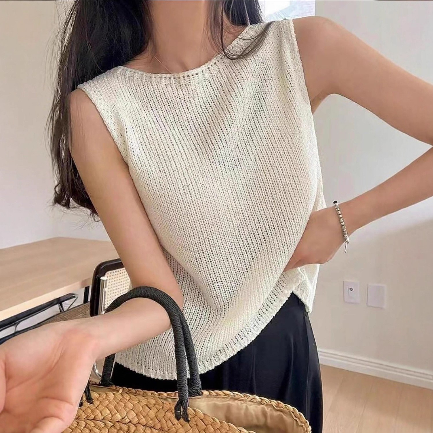 Round-neck Pullover Vest Minimalist Style For Spring And Summer