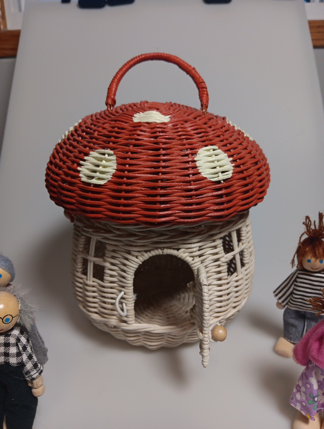 Rattan Mushroom Basket Purse Whimsical Storage Handbag With 5 Wooden Dolls Wow!