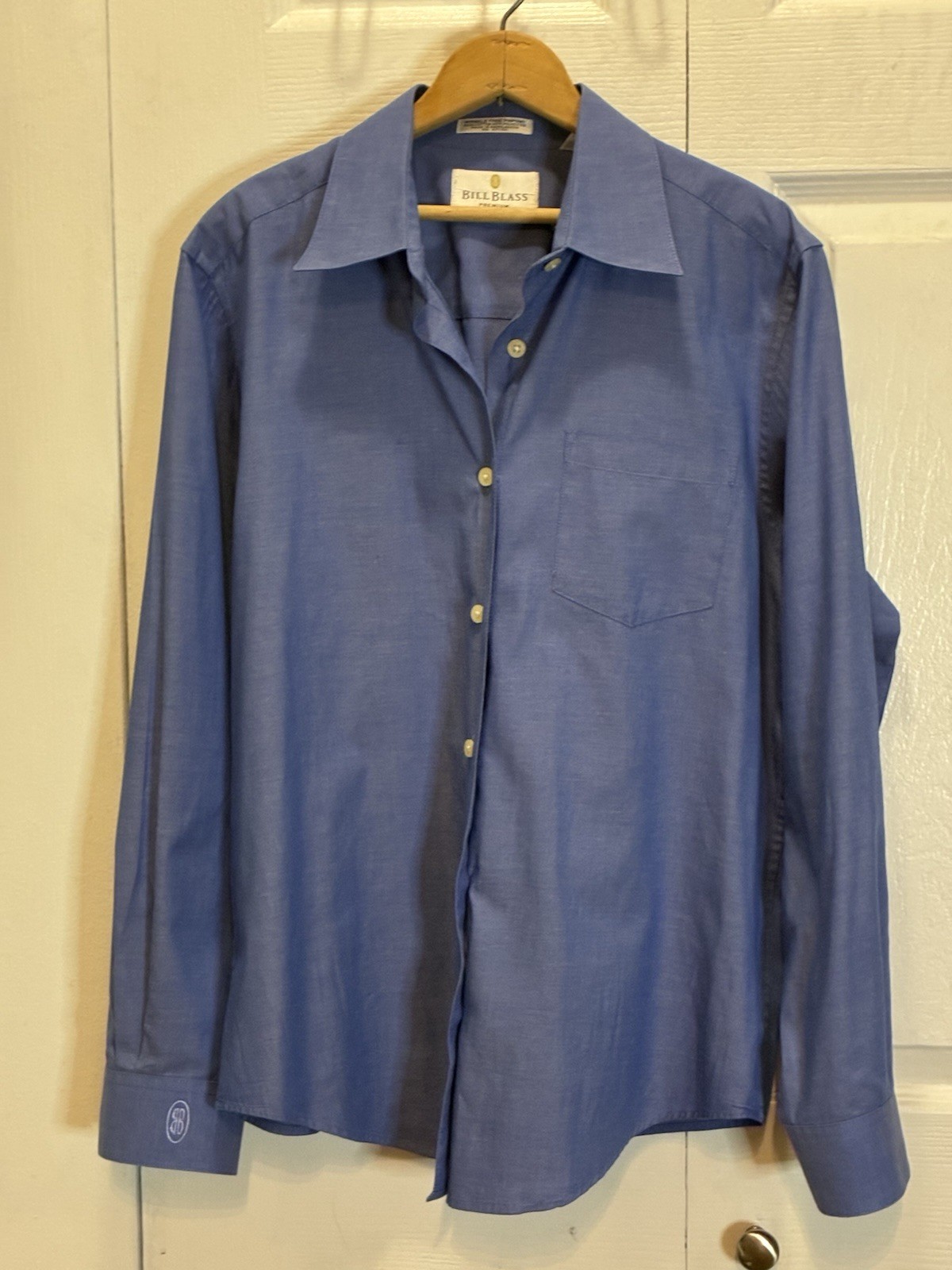 Bill Blass Women’s Blue Wrinkle Free Button Up Size M